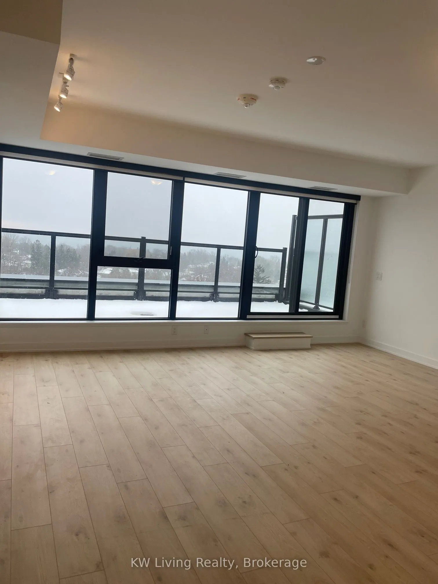 2799 Kingston Road, #902