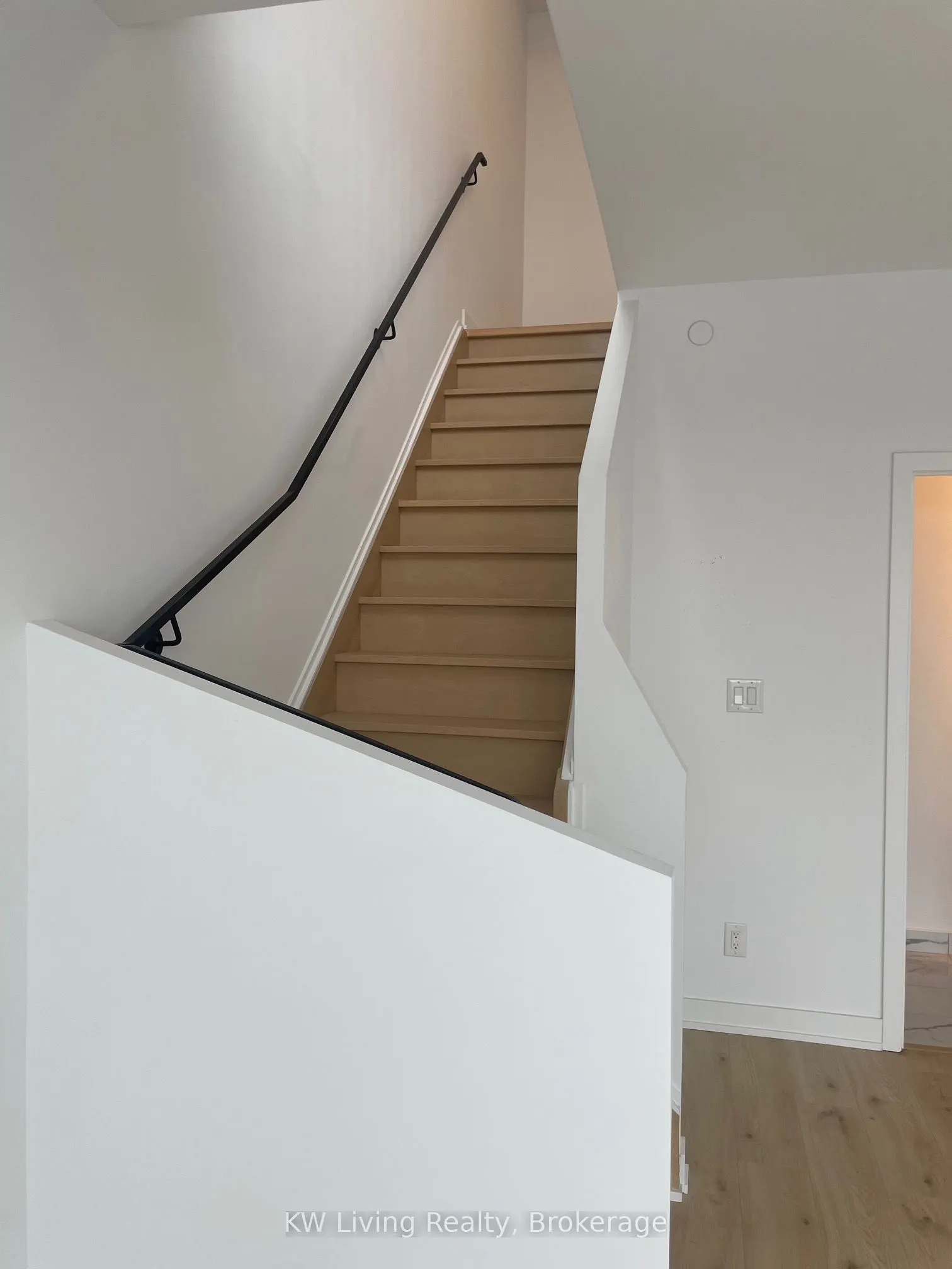 2799 Kingston Road, #902