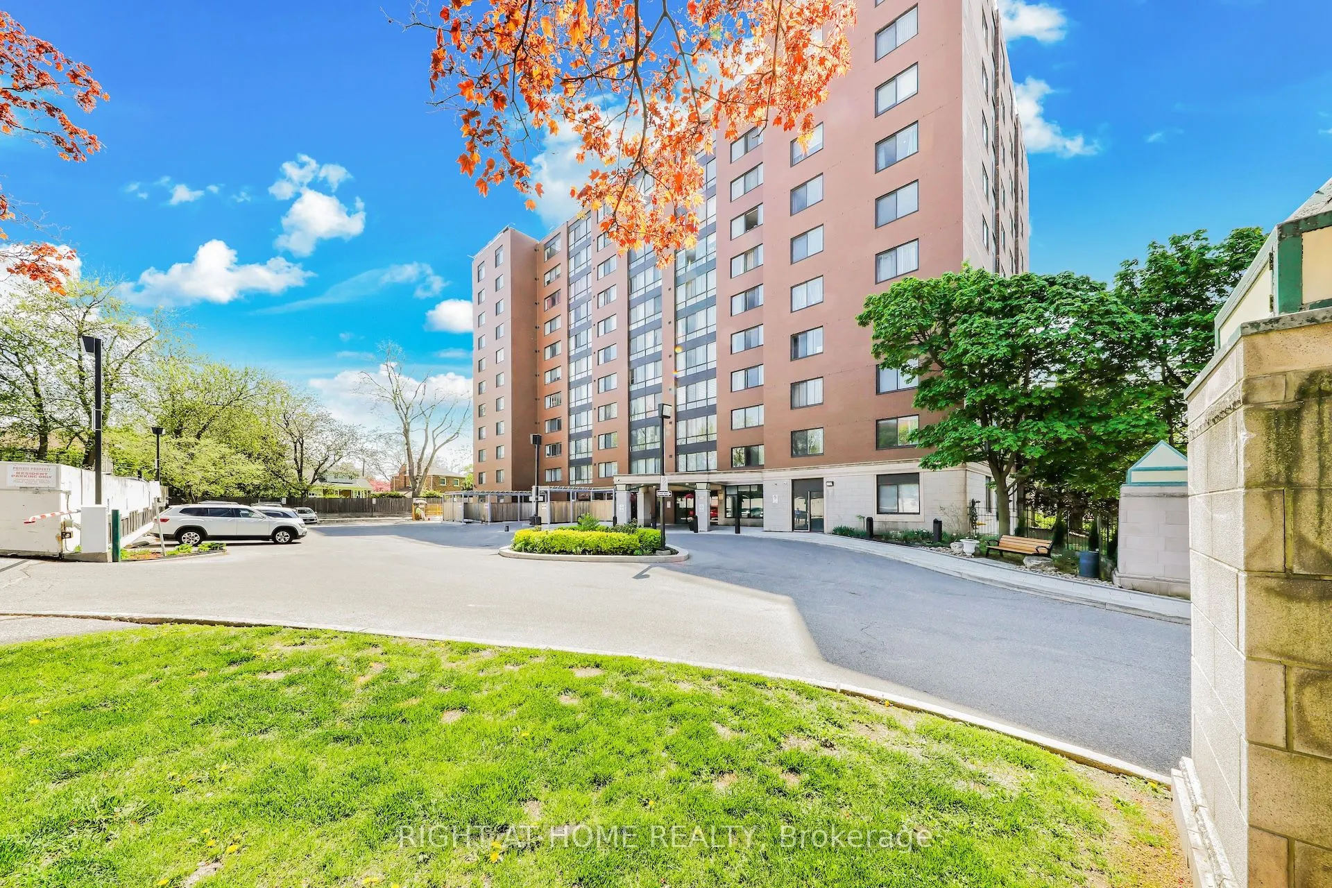 1665 Victoria Park Avenue, #206