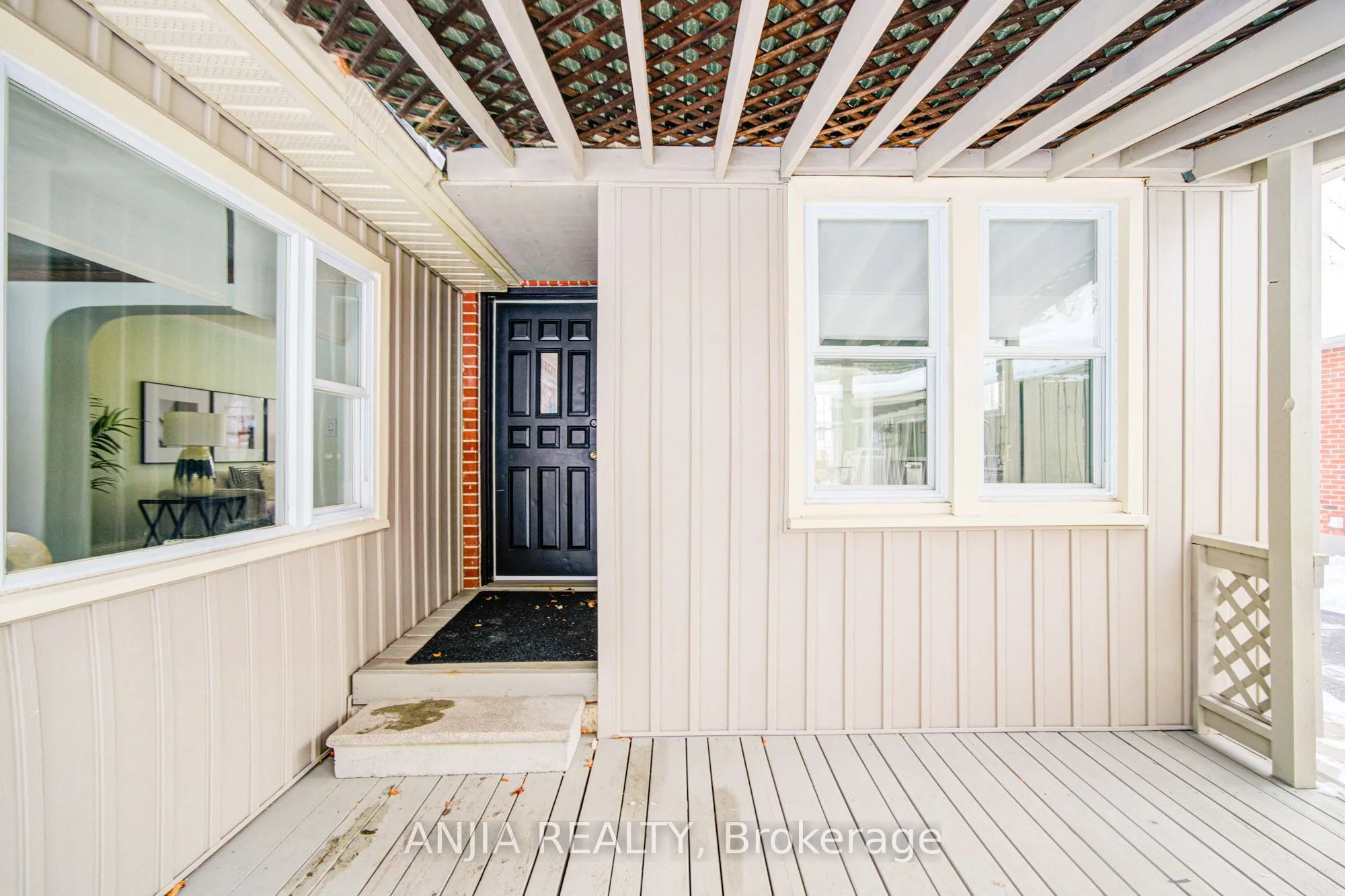 818 Masson Street