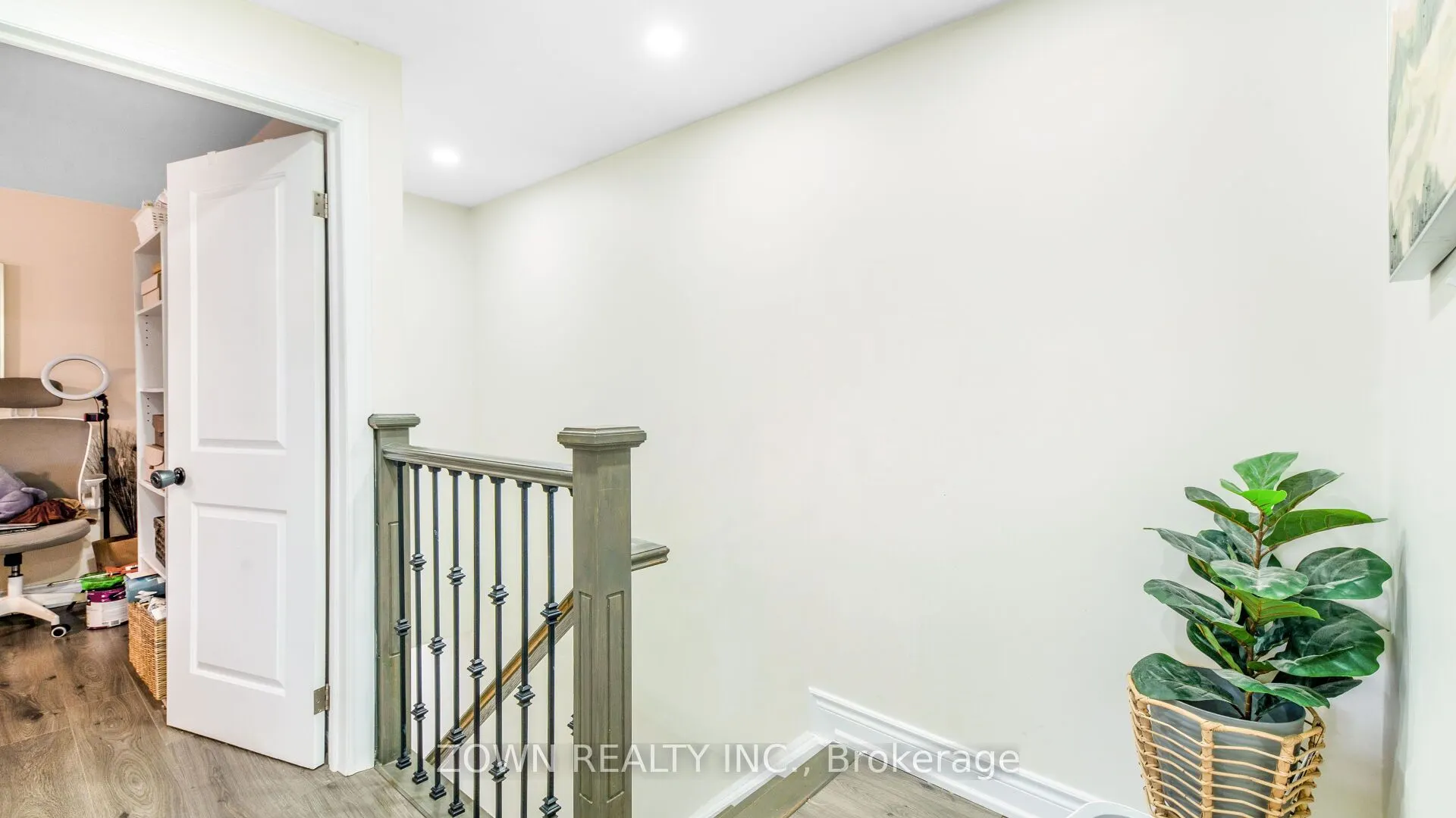 401 Wenworth Street W, #32