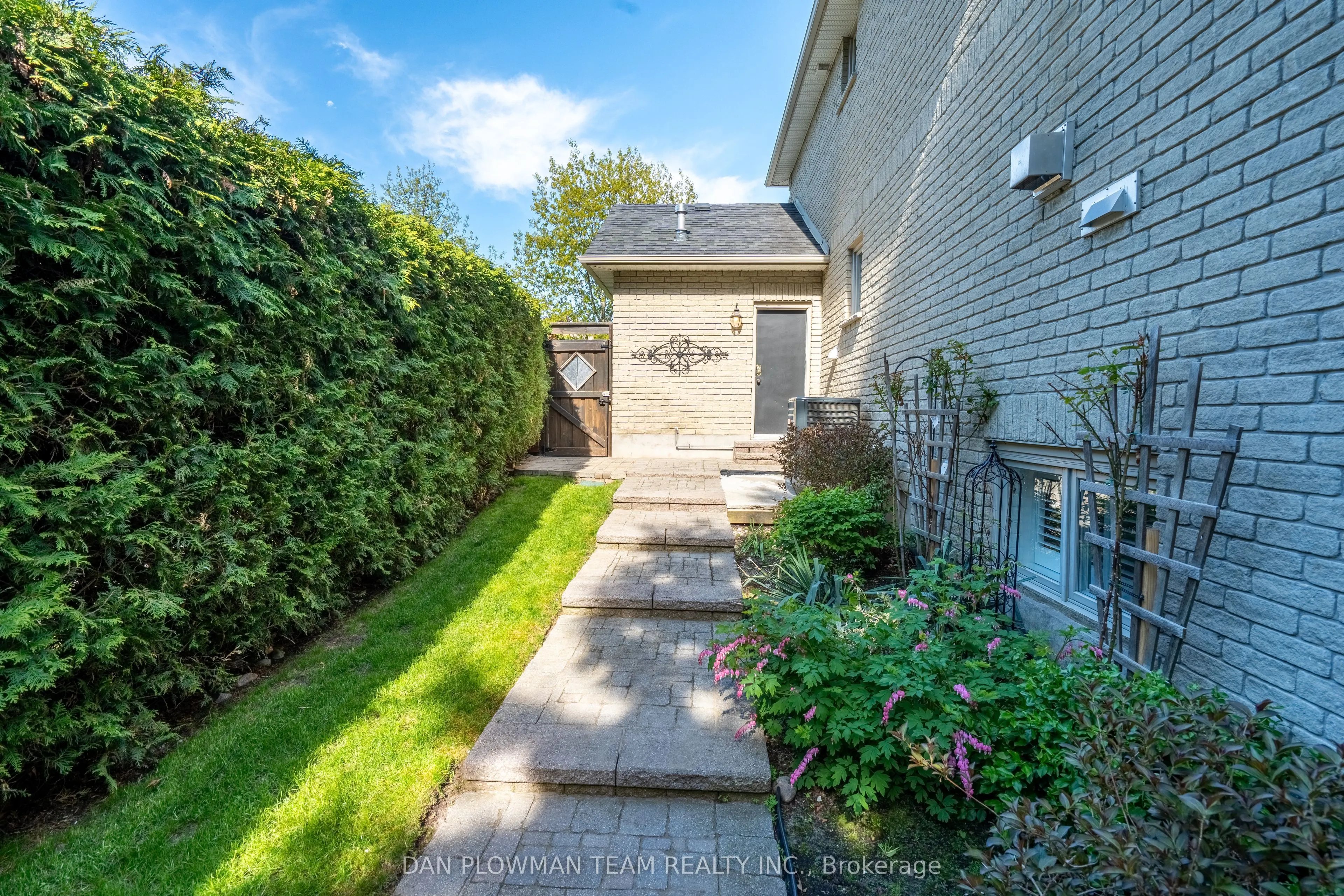 264 Ryerson Crescent