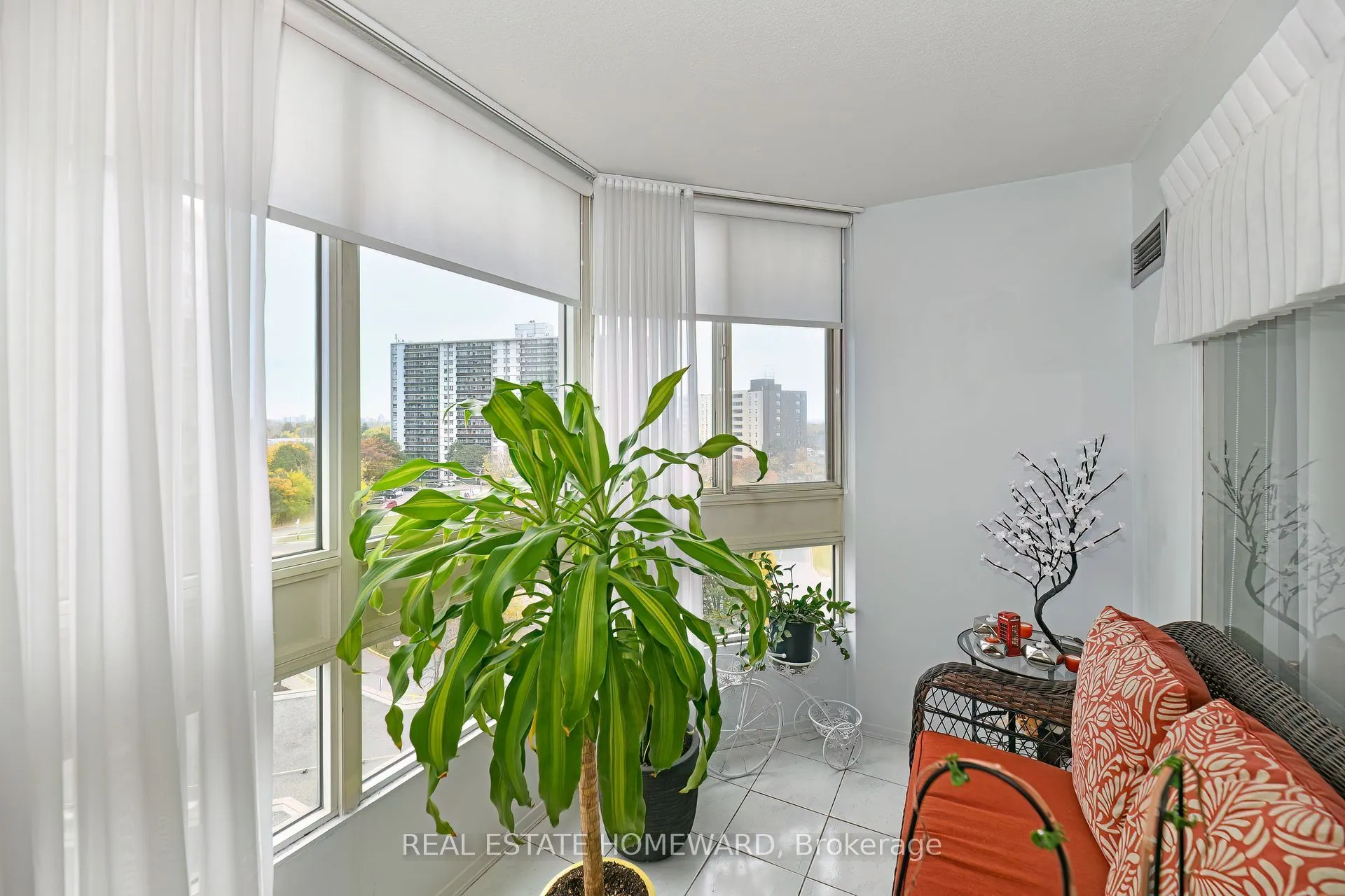 3233 Eglinton Avenue E, #810