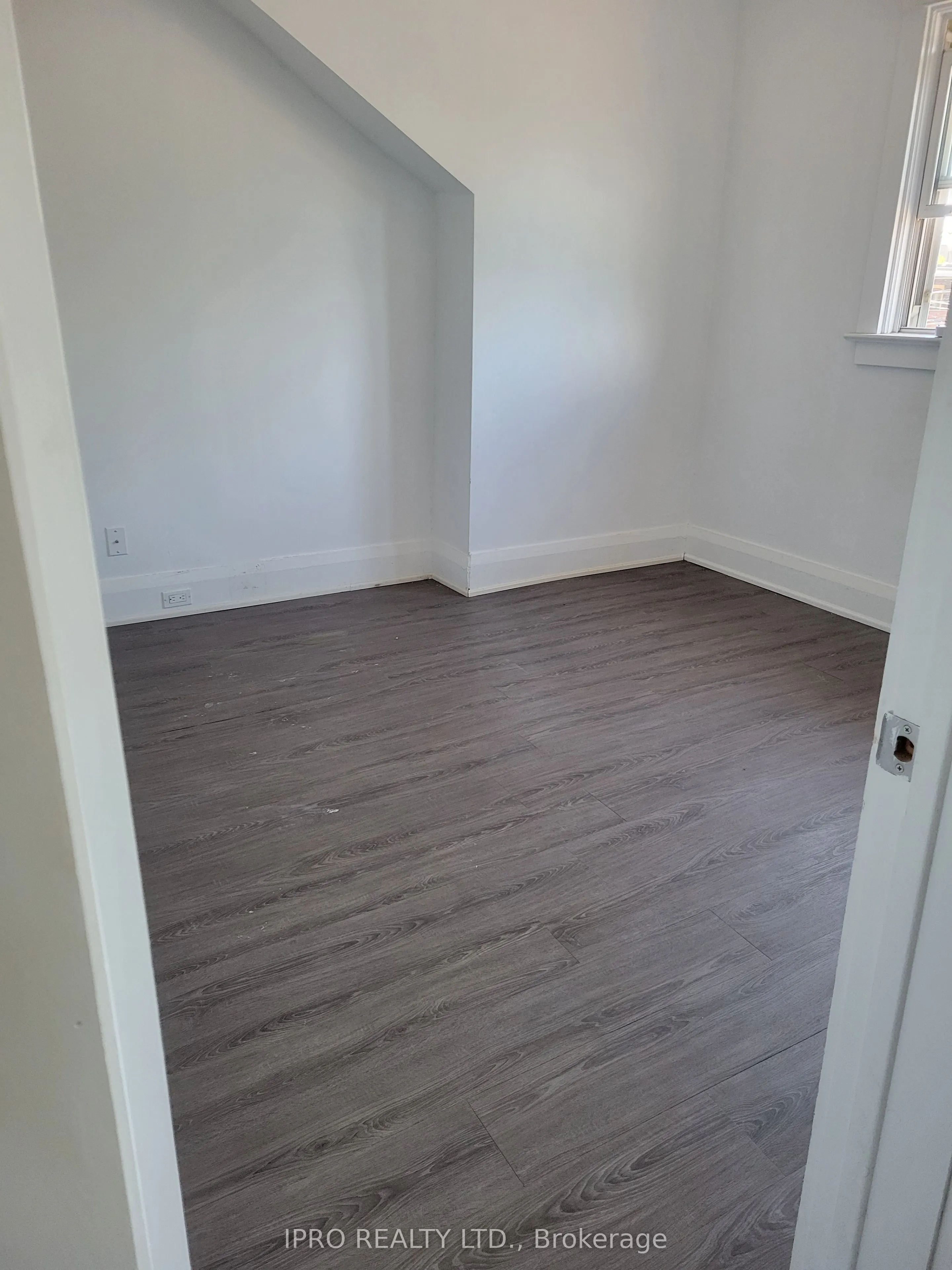 719 Coxwell Avenue, ## Upper 2