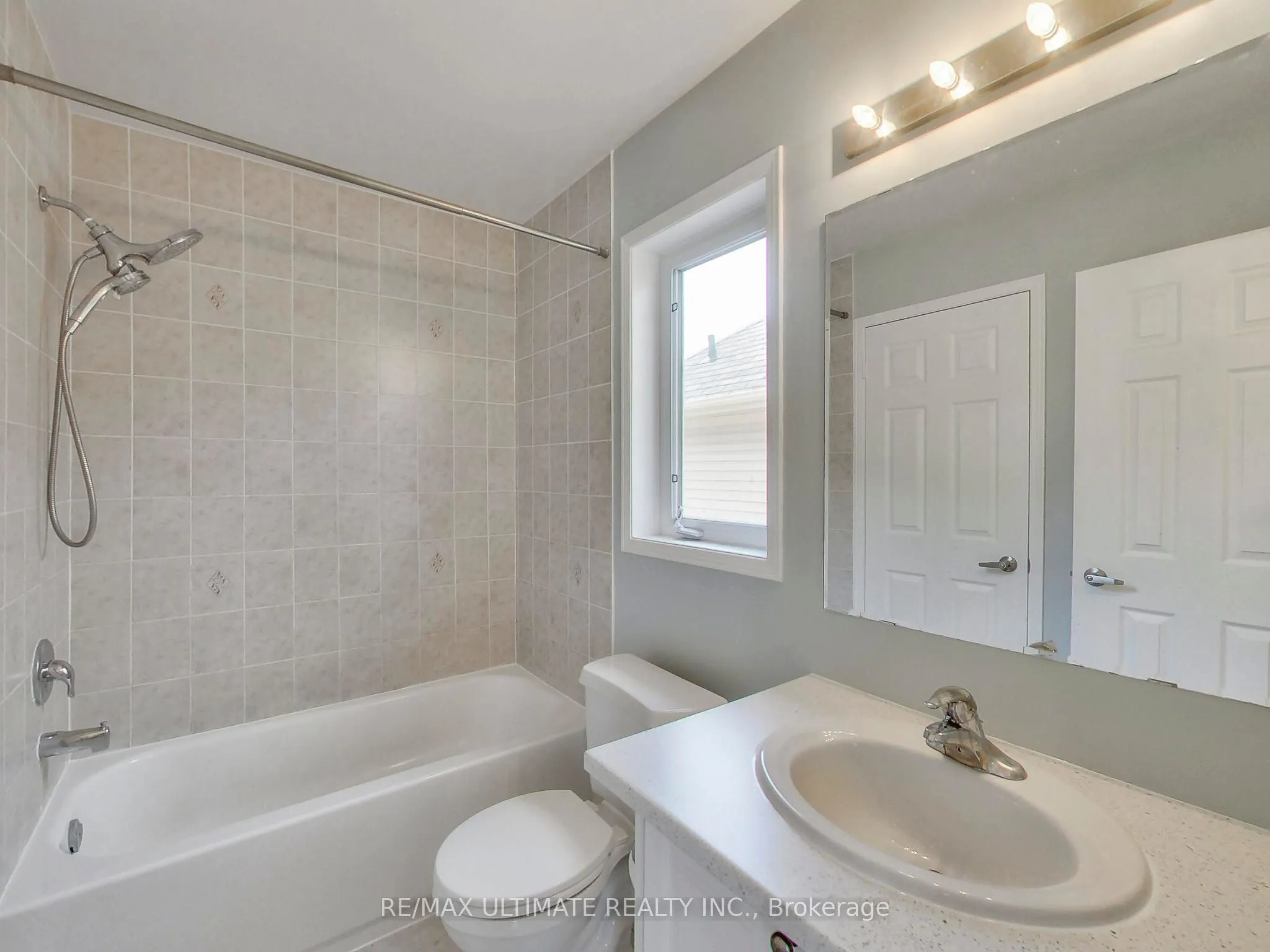 487 Rossland Road E