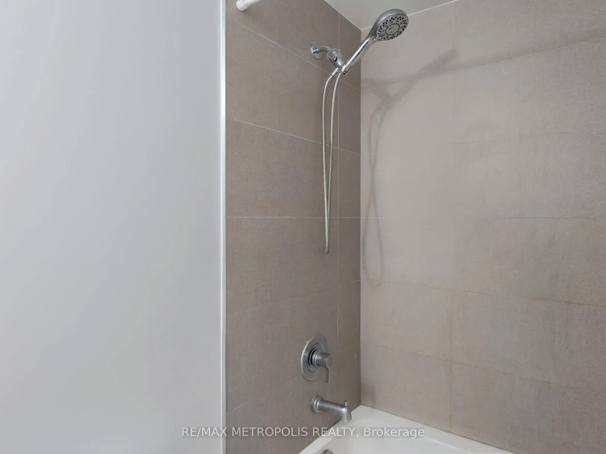 2550 Simcoe Street N, #2020