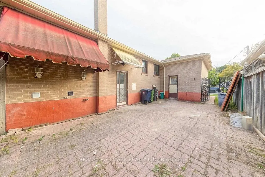 20 Pixley Crescent, ##Main