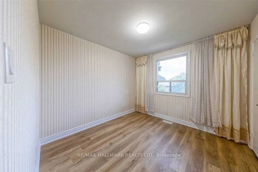 20 Pixley Crescent, ##Main