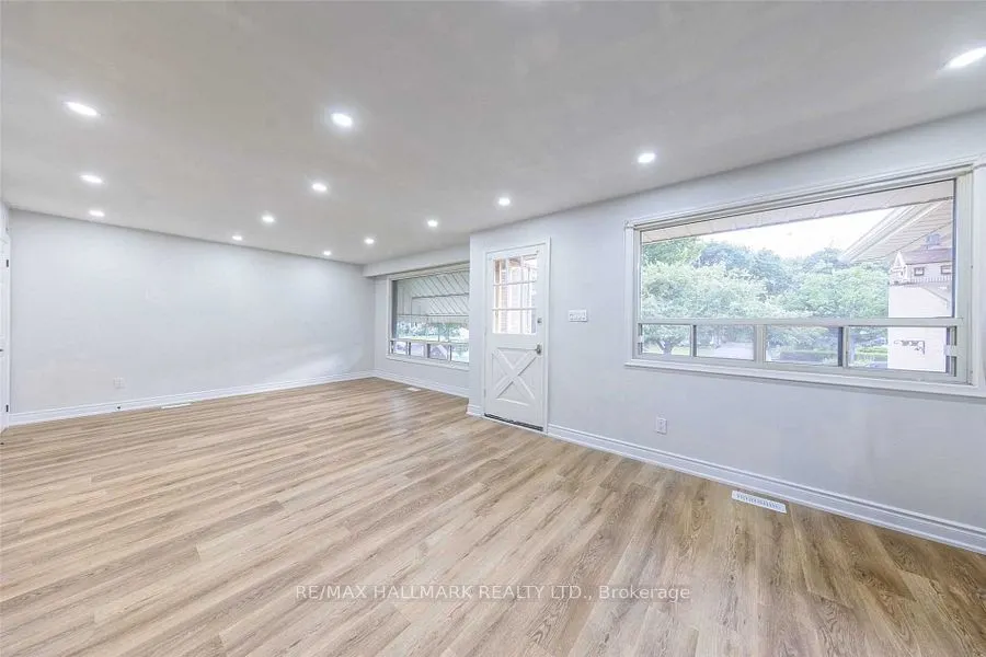 20 Pixley Crescent, ##Main