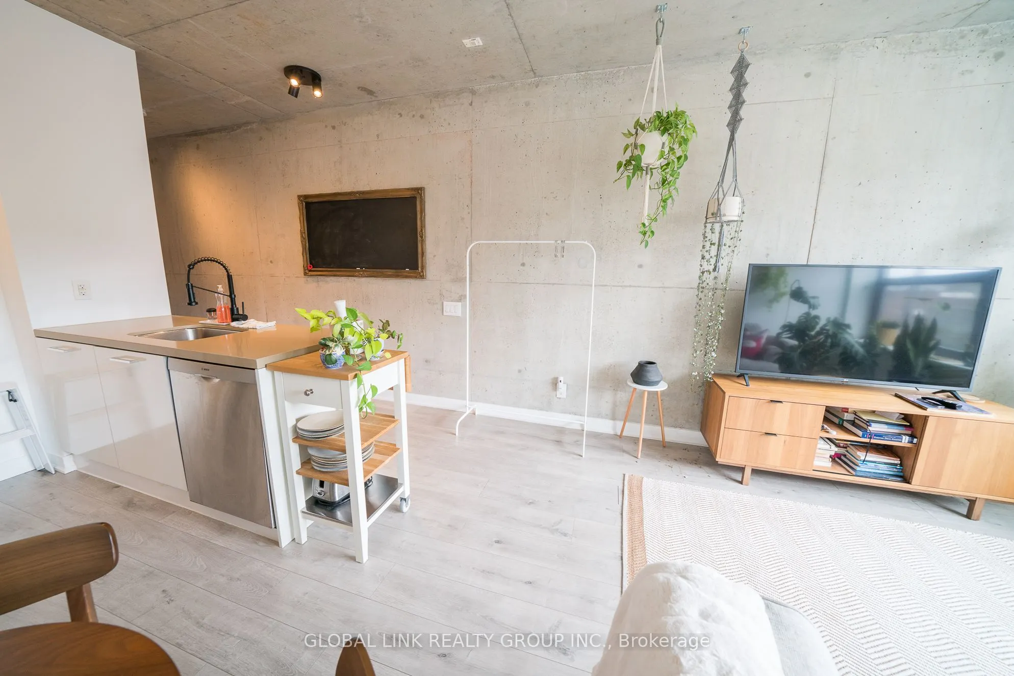 319 Carlaw Avenue, #306