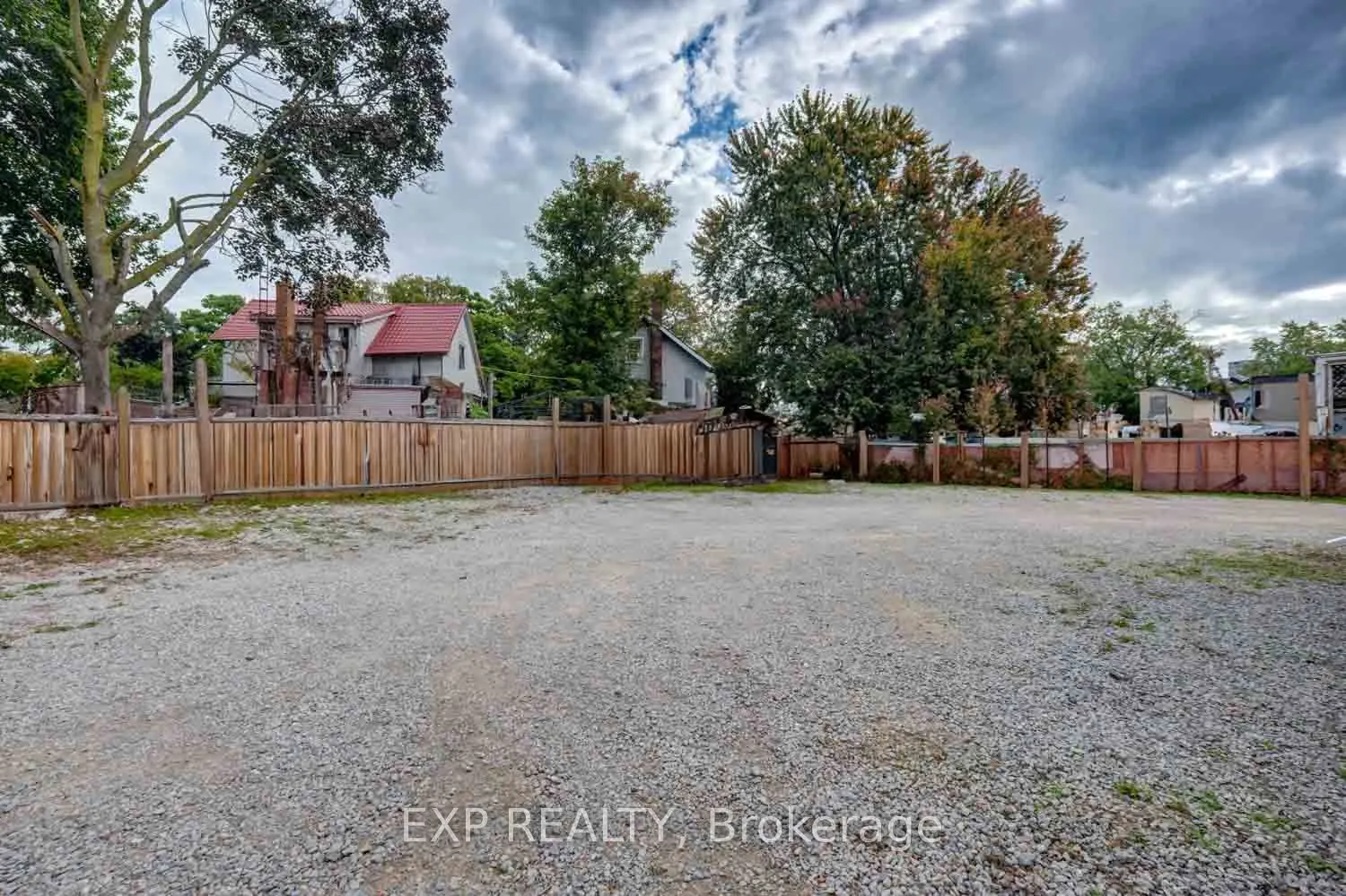 853 Simcoe Street S