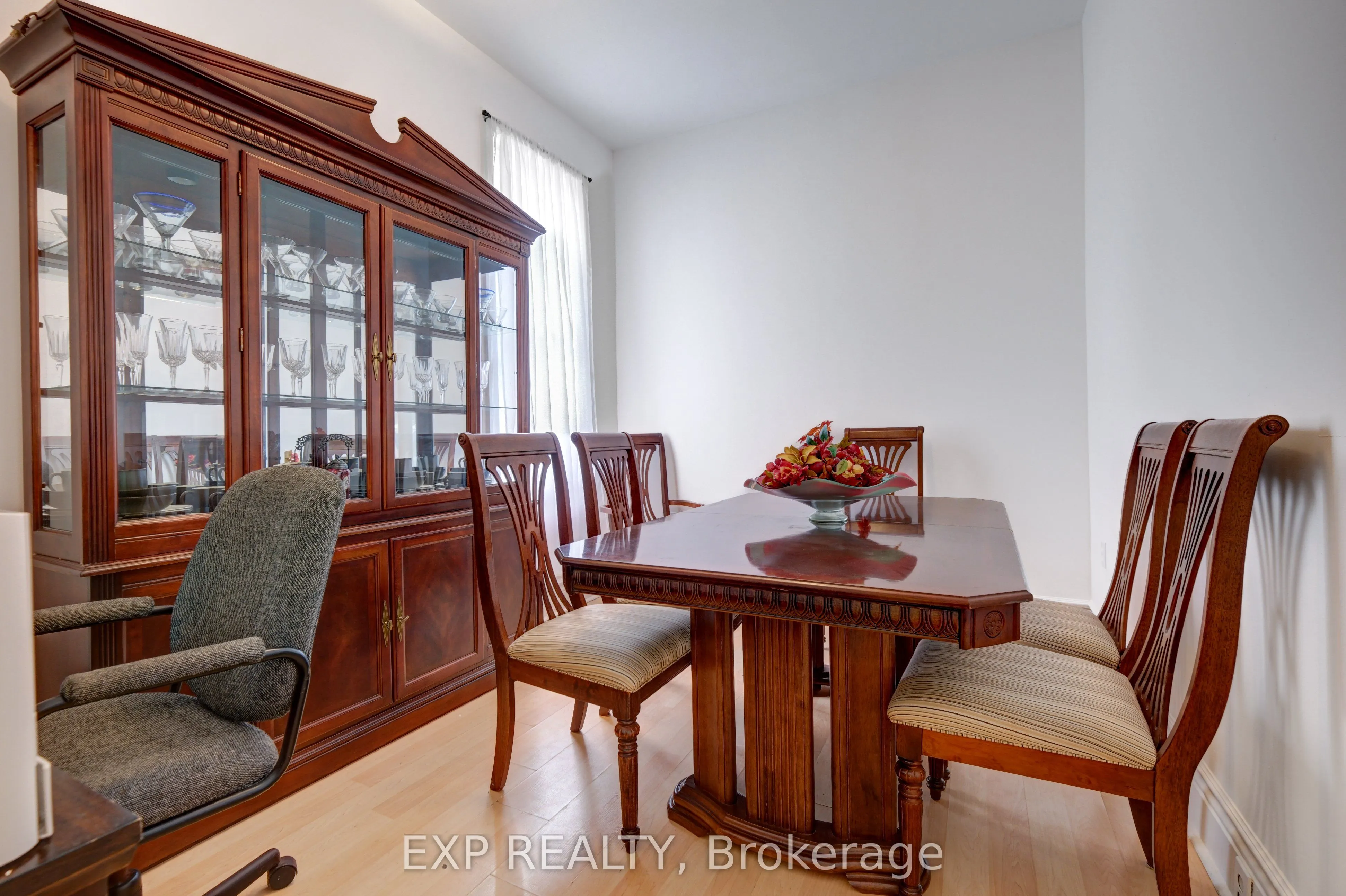 853 Simcoe Street S