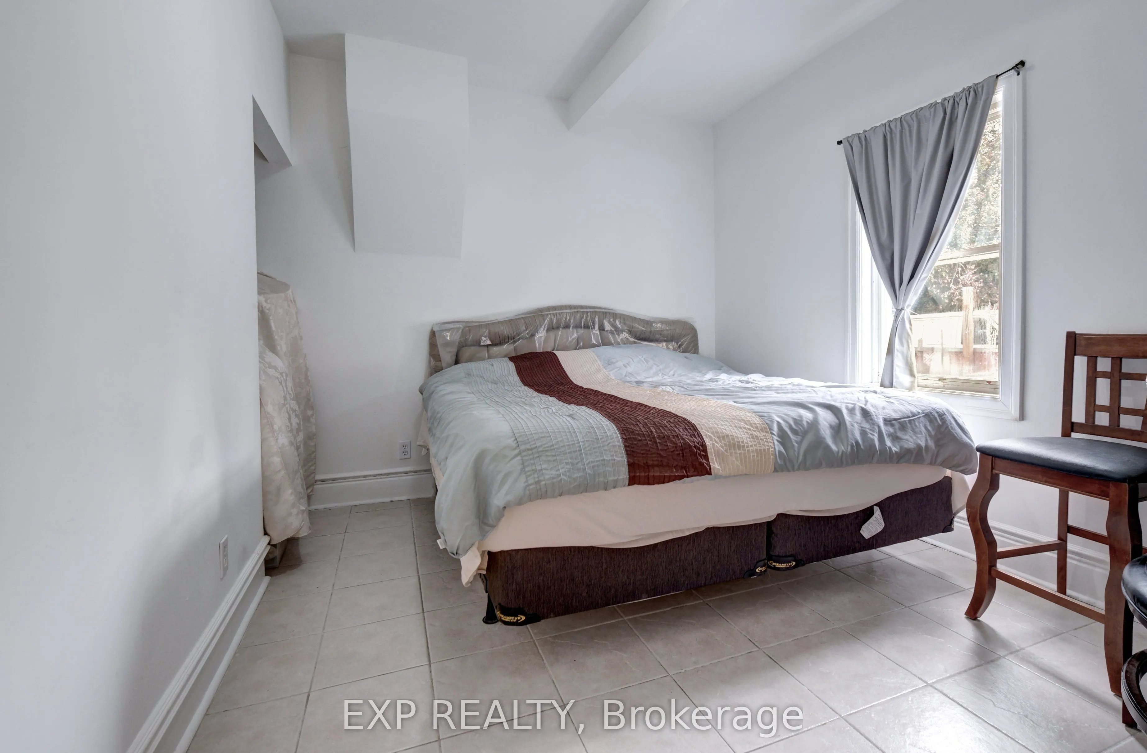 853 Simcoe Street S