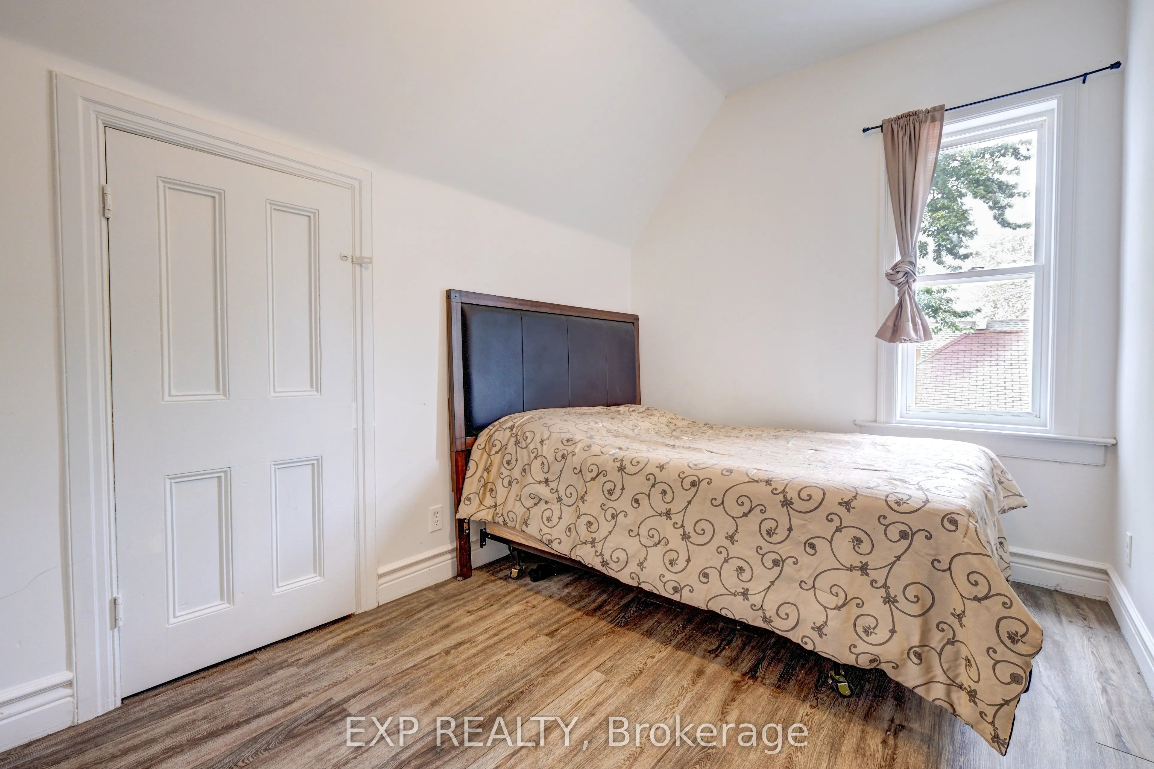 853 Simcoe Street S