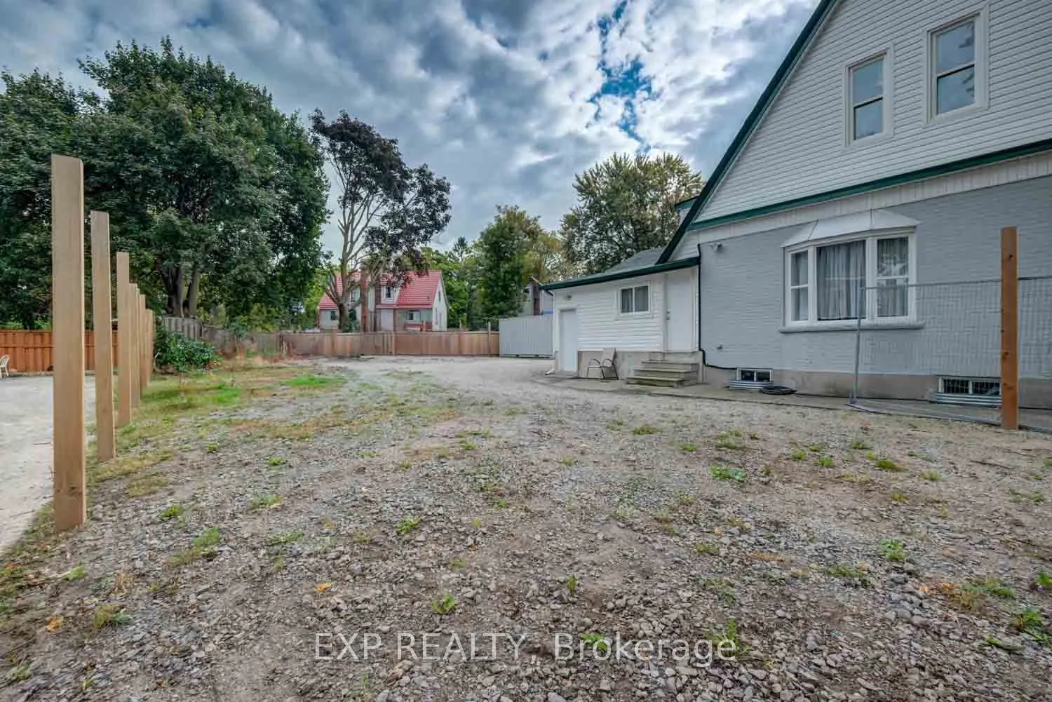 853 Simcoe Street S