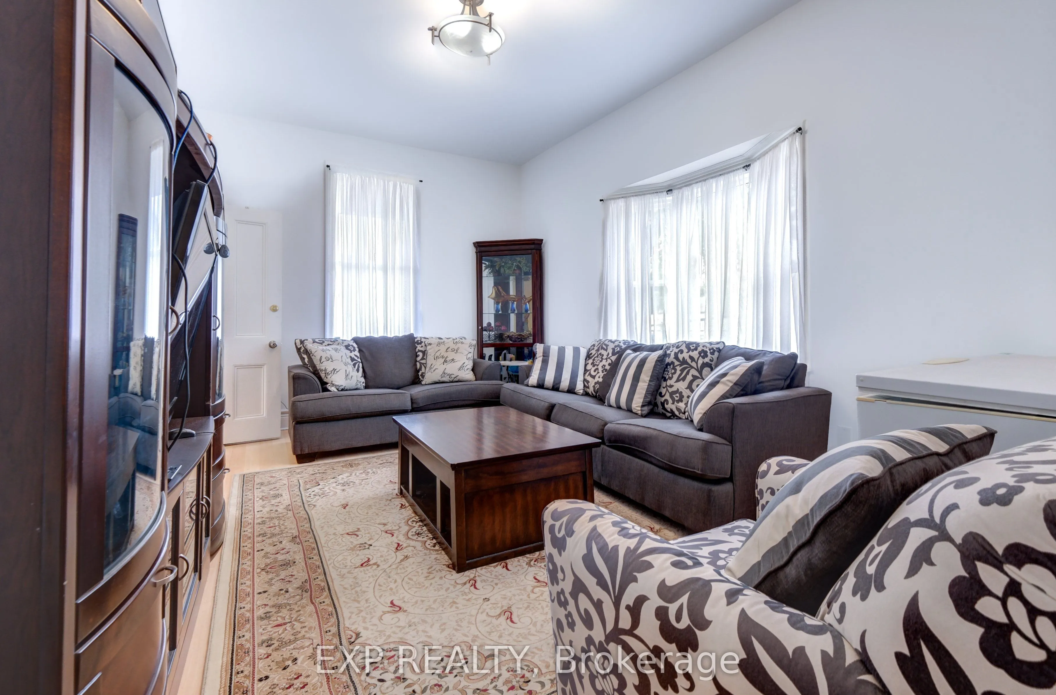 853 Simcoe Street S