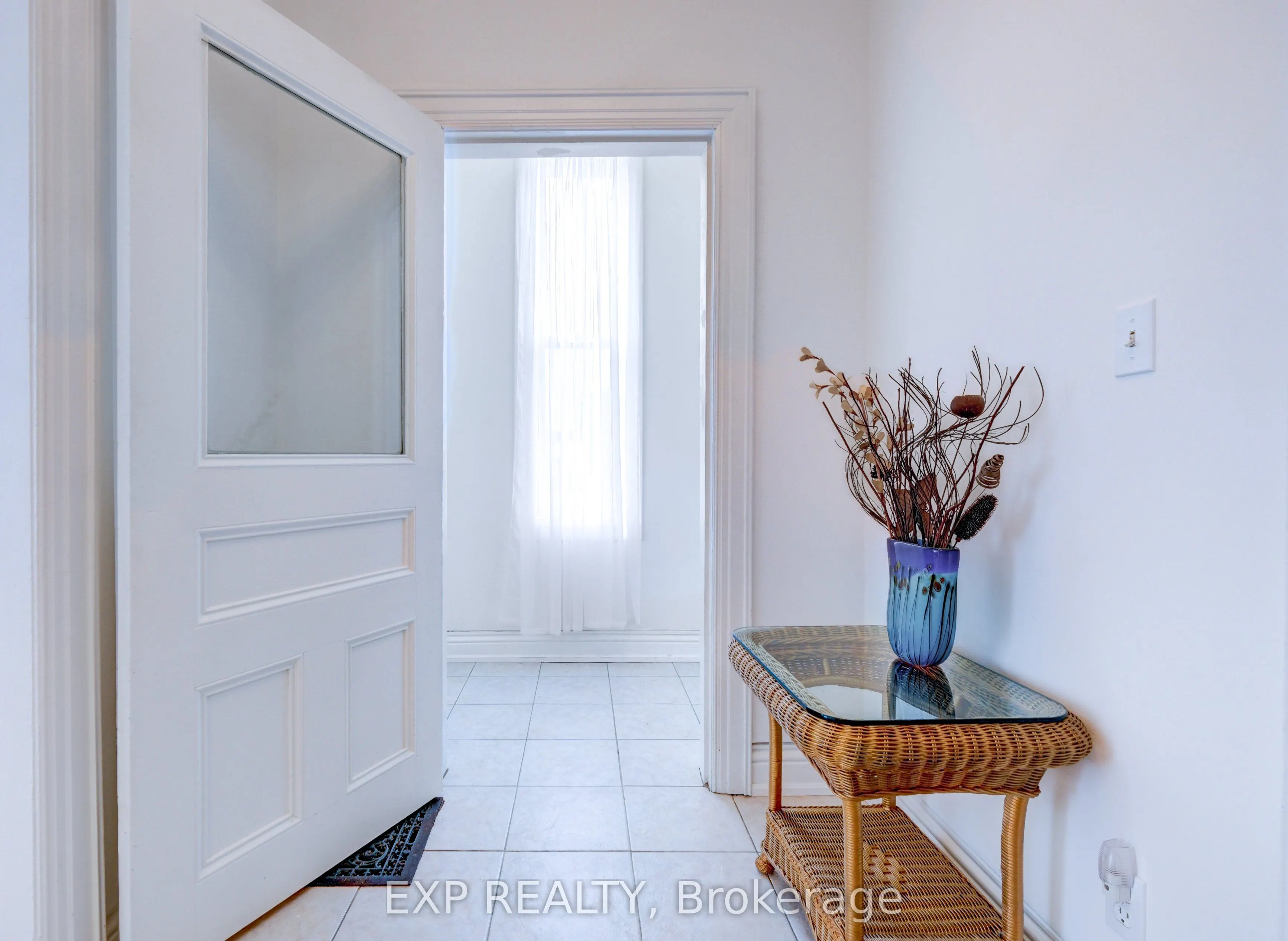 853 Simcoe Street S