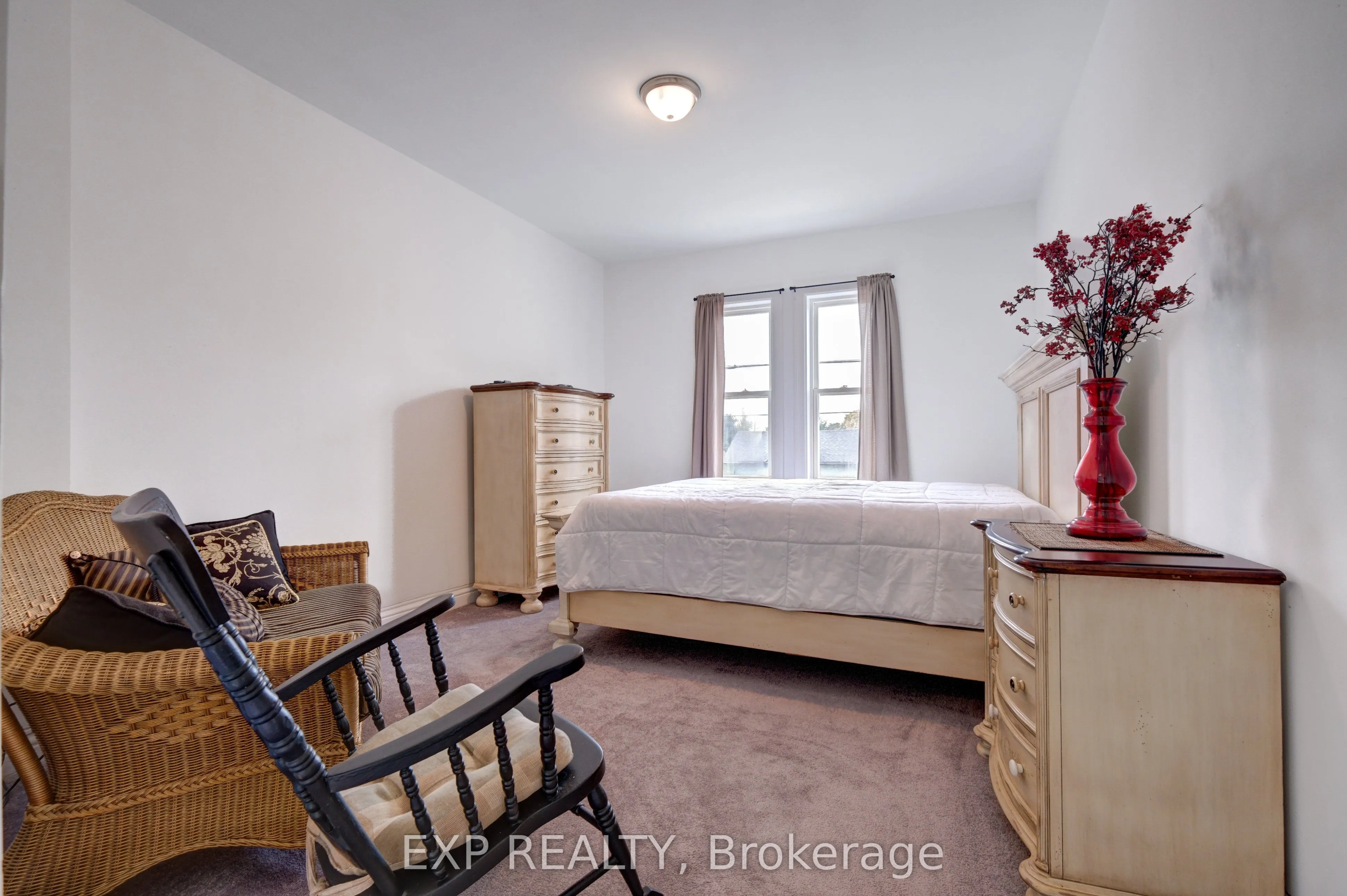 853 Simcoe Street S