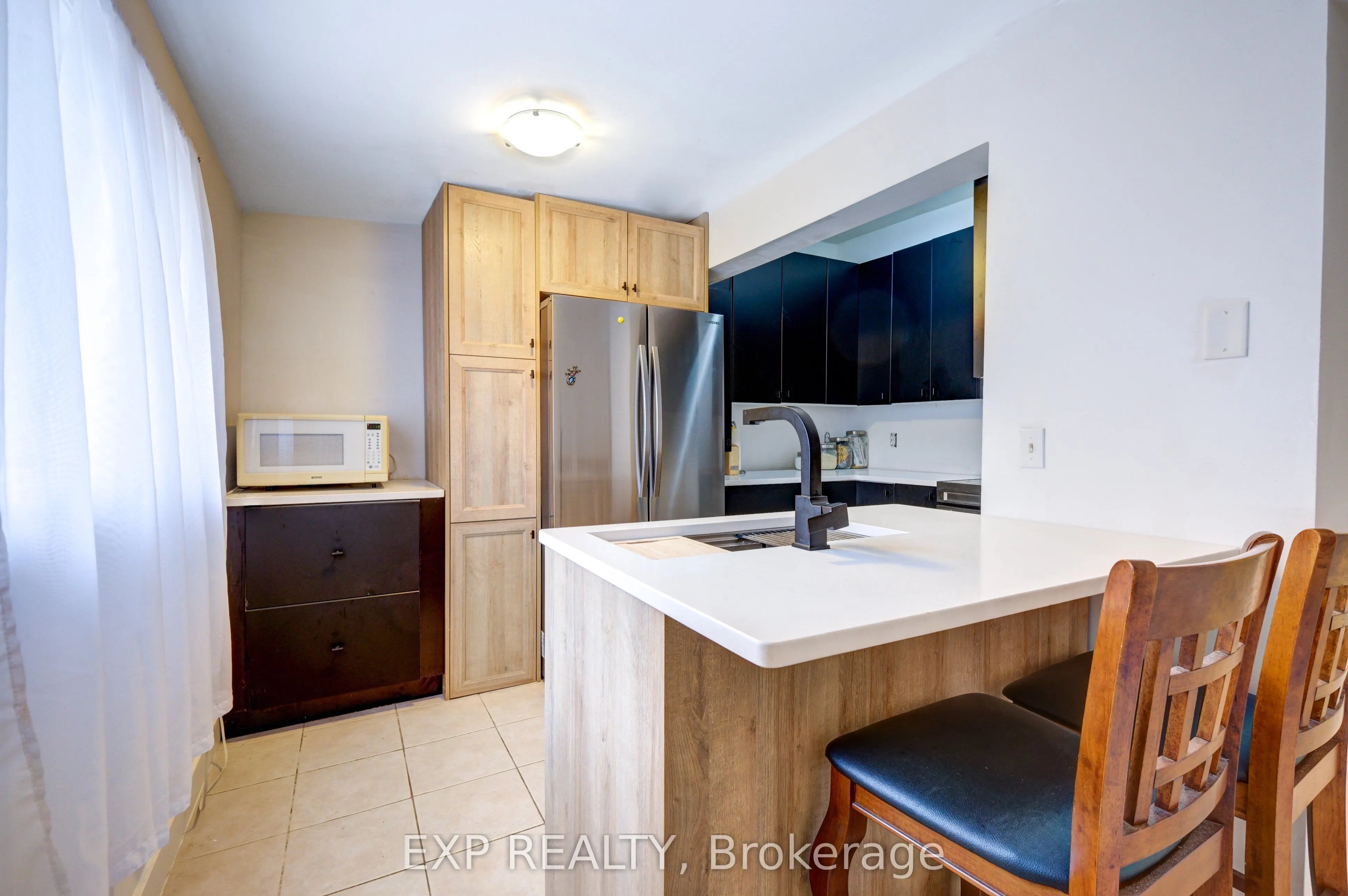 853 Simcoe Street S