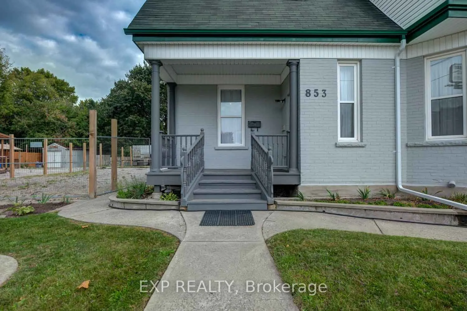 853 Simcoe Street S