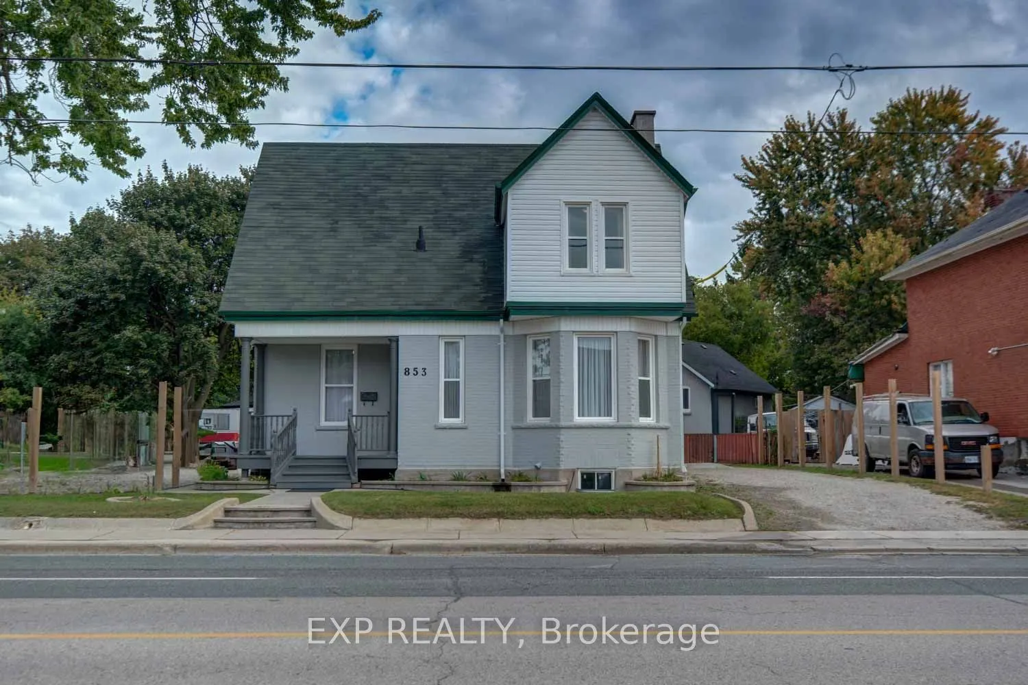 853 Simcoe Street S
