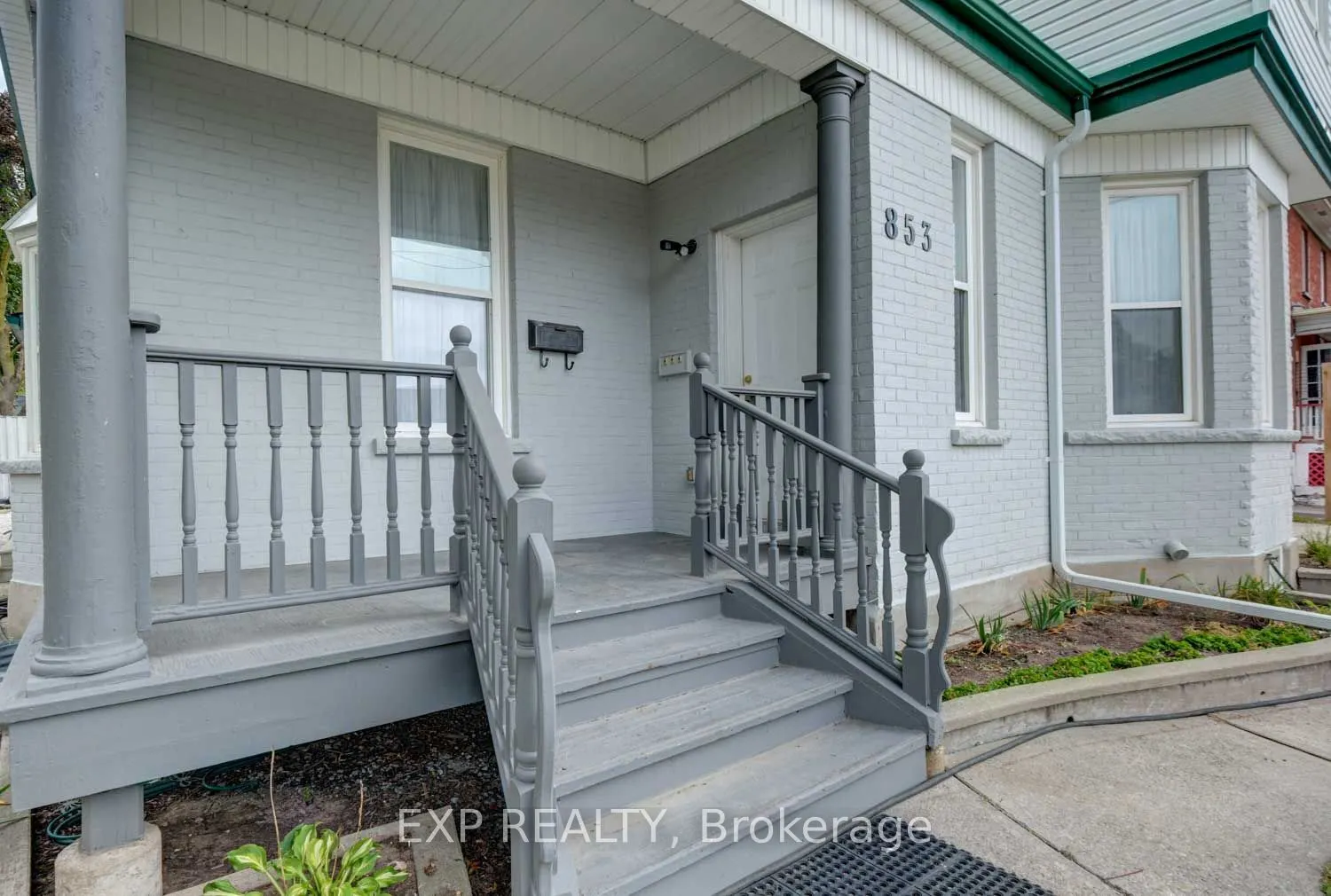 853 Simcoe Street S