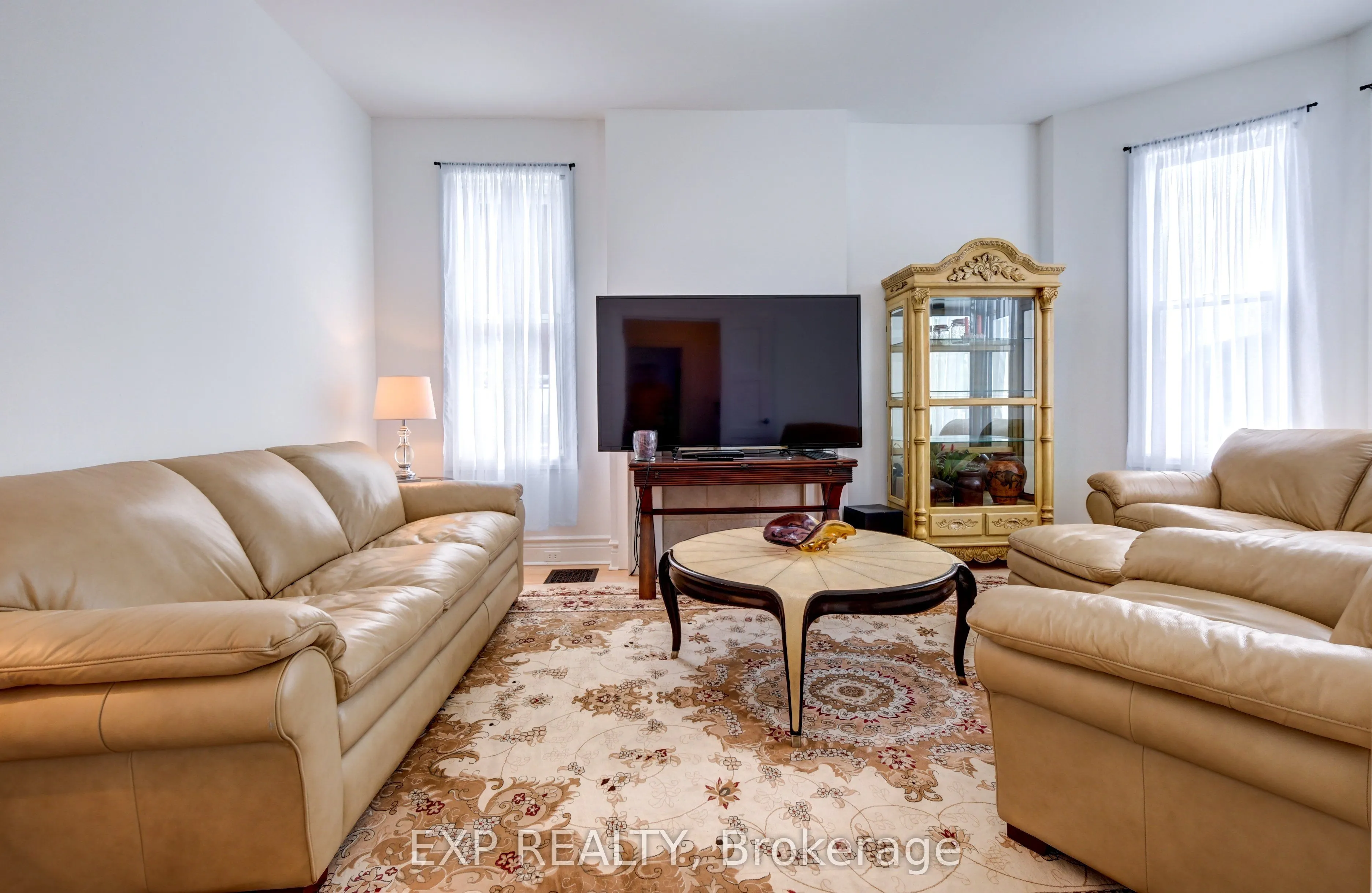 853 Simcoe Street S
