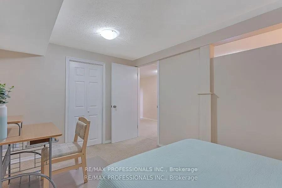 124 Panter Crescent #Lower