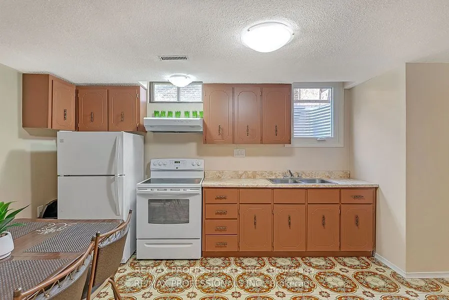 124 Panter Crescent #Lower