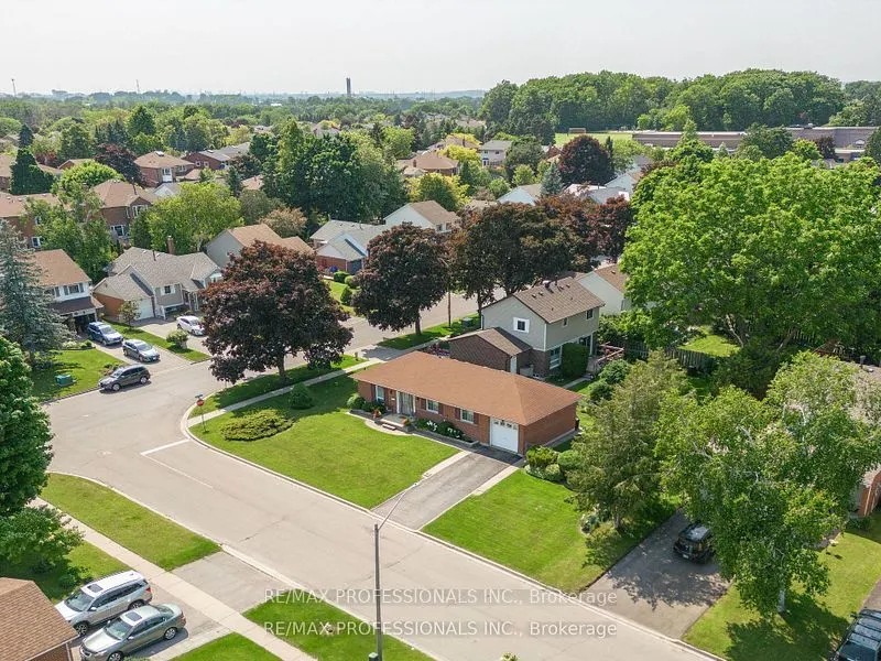 124 Panter Crescent #Lower