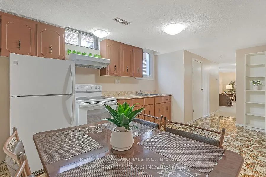 124 Panter Crescent #Lower