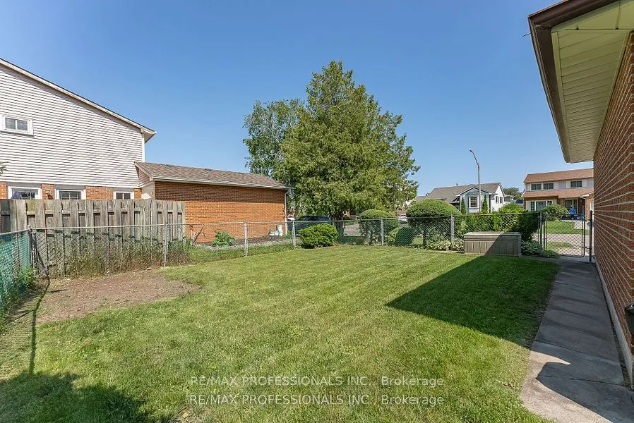124 Panter Crescent #Lower