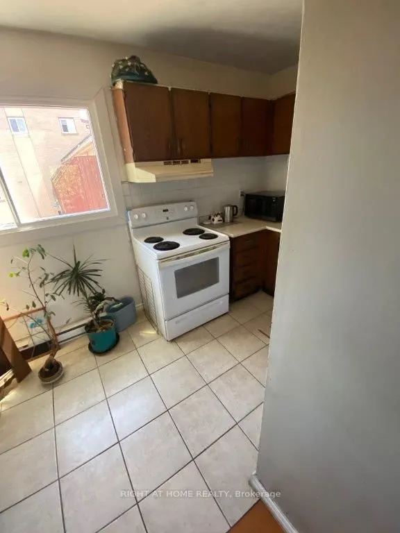 1209 Queen Street E, #5