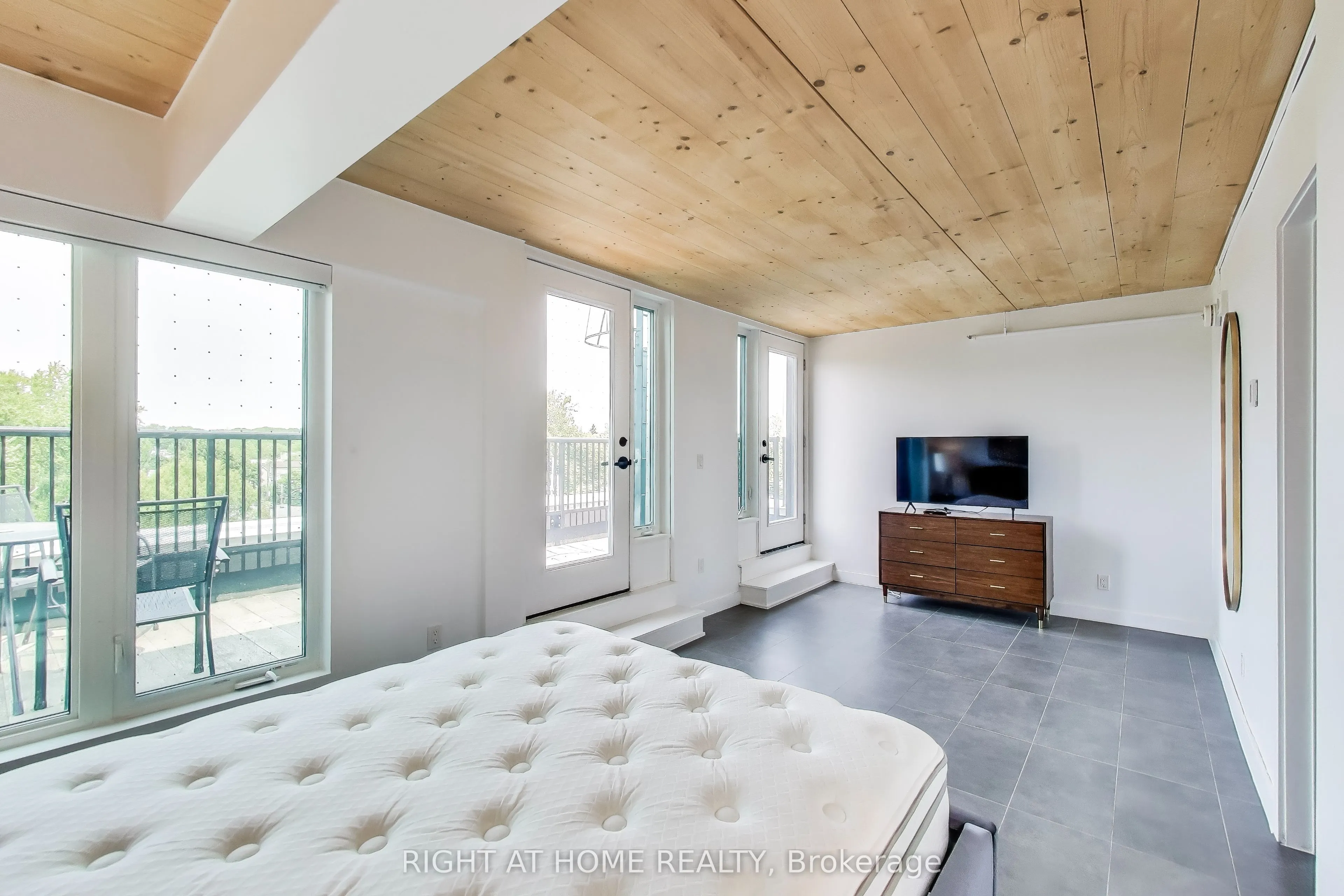 1604 Queen Street E, #PH