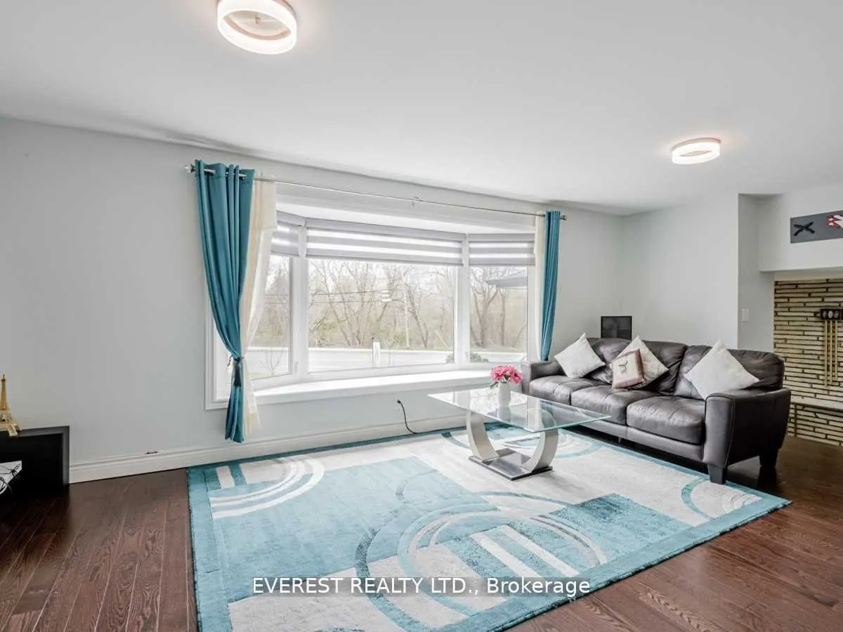 1549 Simcoe Street N