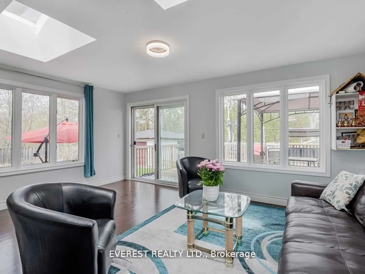 1549 Simcoe Street N