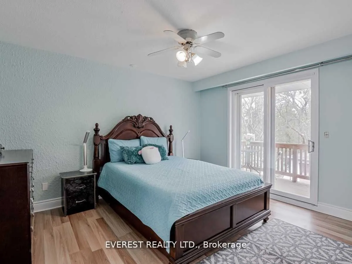 1549 Simcoe Street N