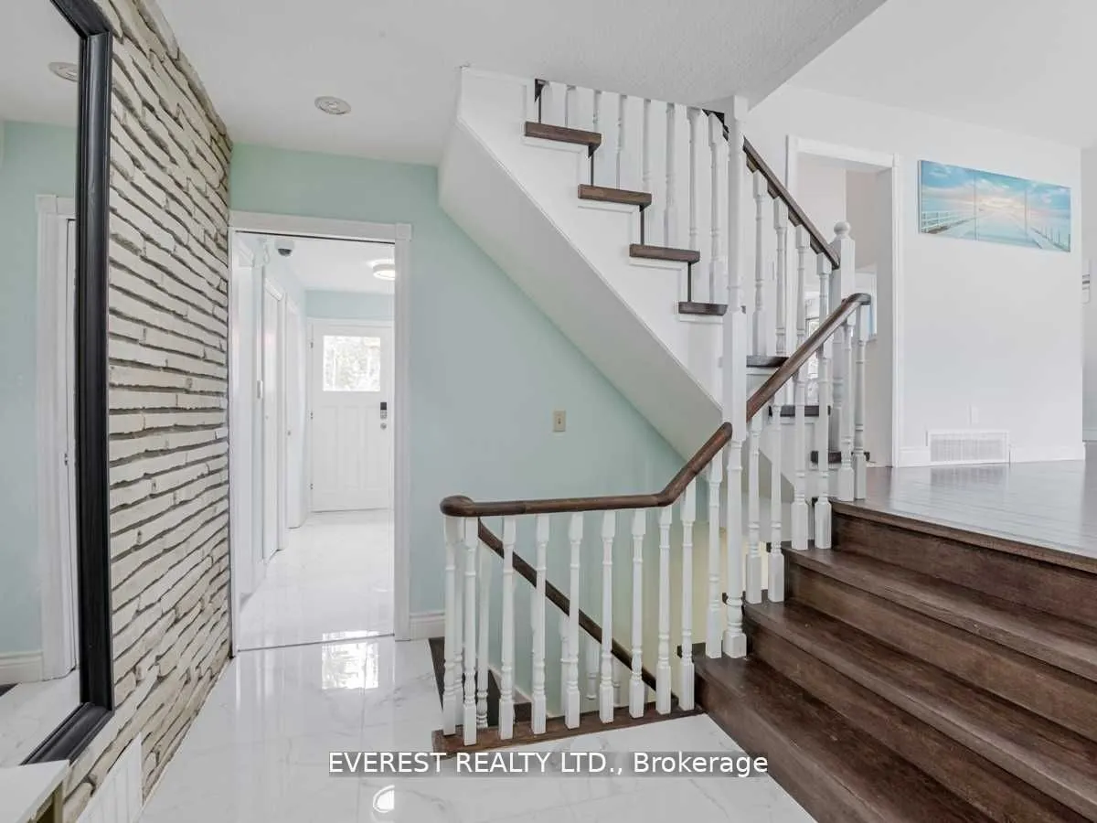 1549 Simcoe Street N