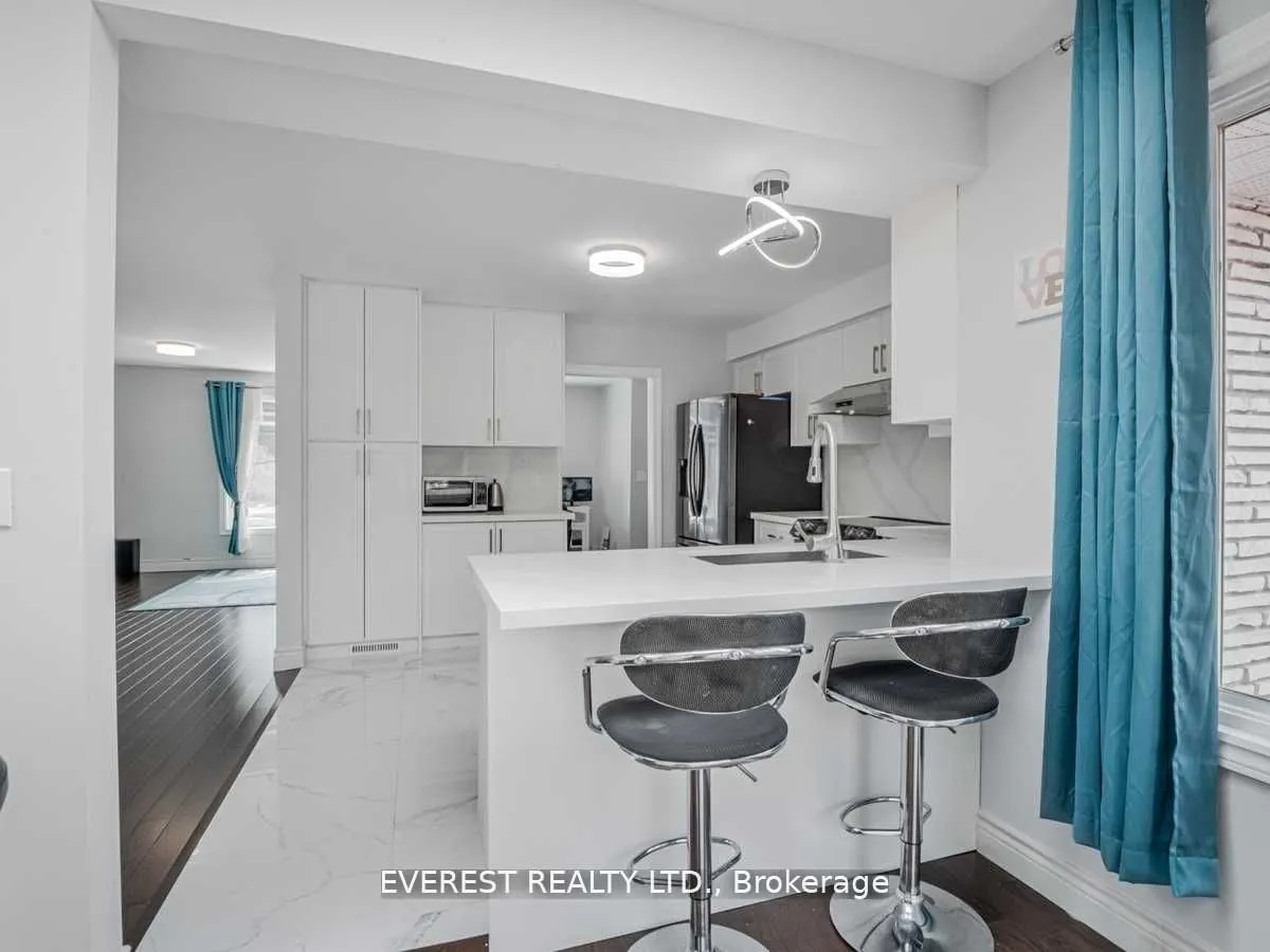 1549 Simcoe Street N