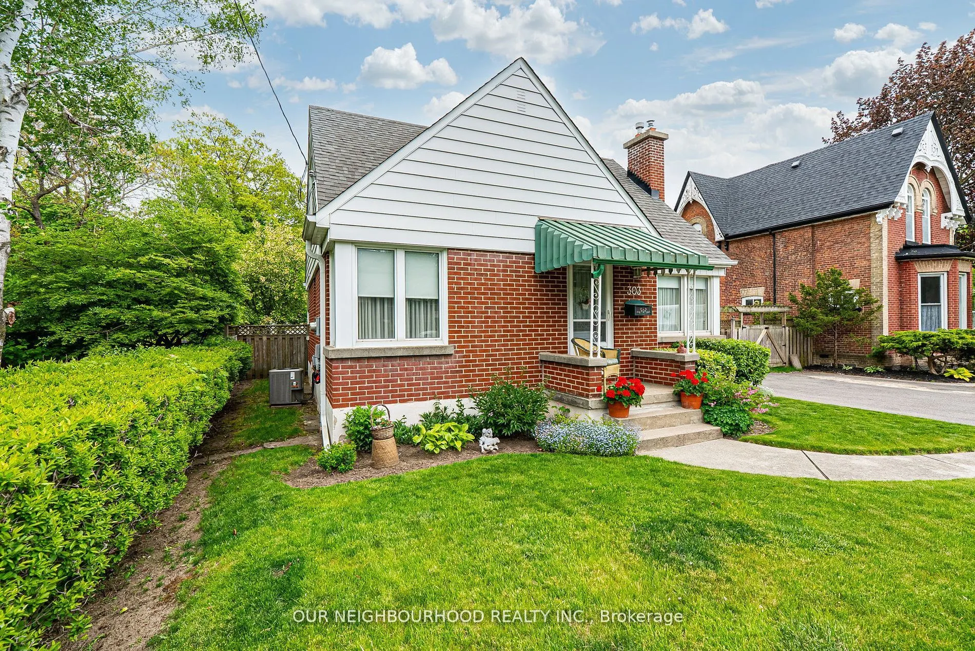 303 Byron Street N