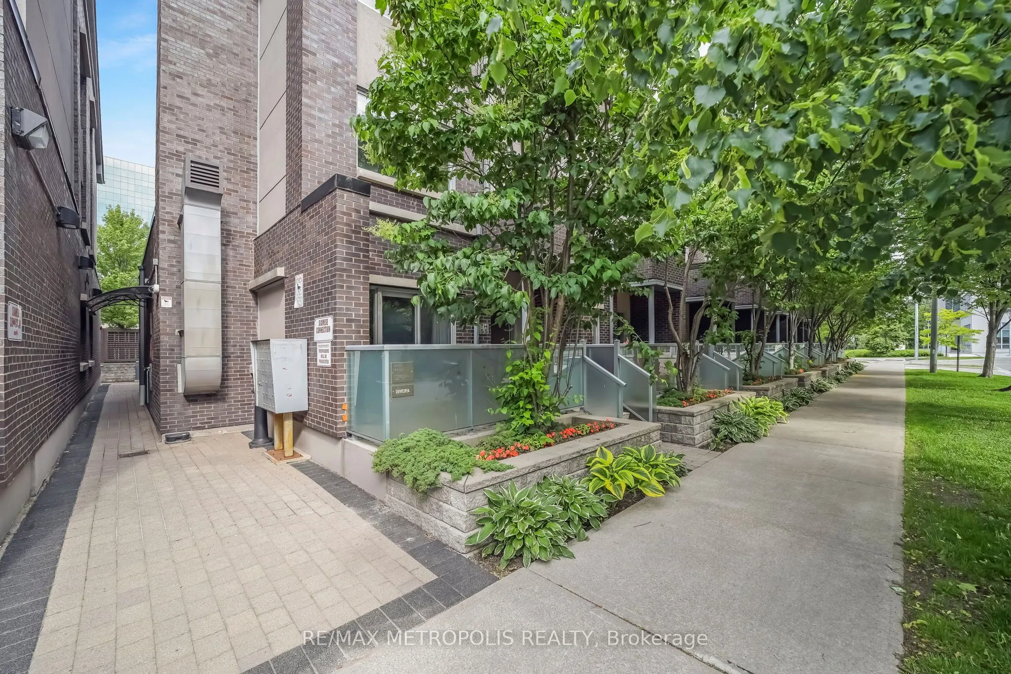 295 Village Green Square, #TH55