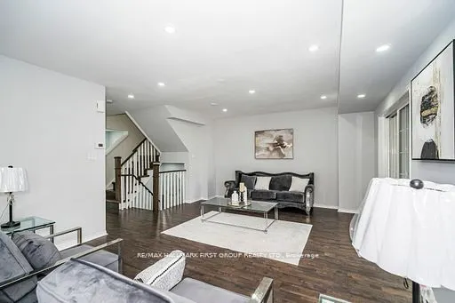 527 Rossland Road E