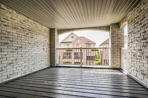 527 Rossland Road E