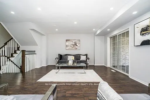 527 Rossland Road E