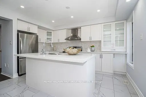 527 Rossland Road E