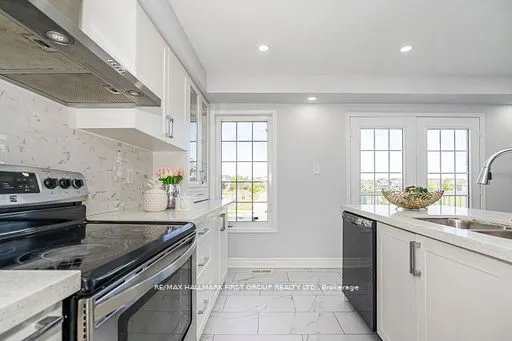 527 Rossland Road E