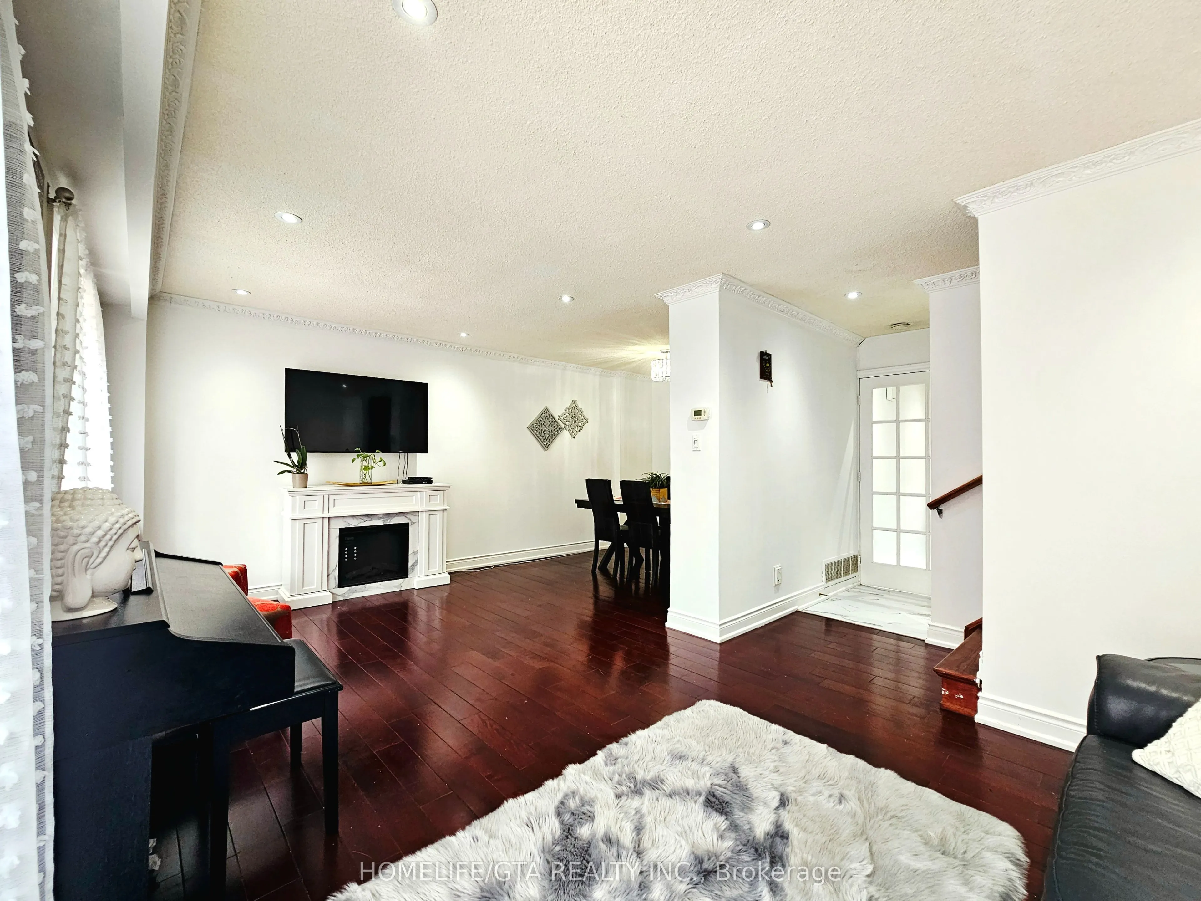 24 Bradstone Square