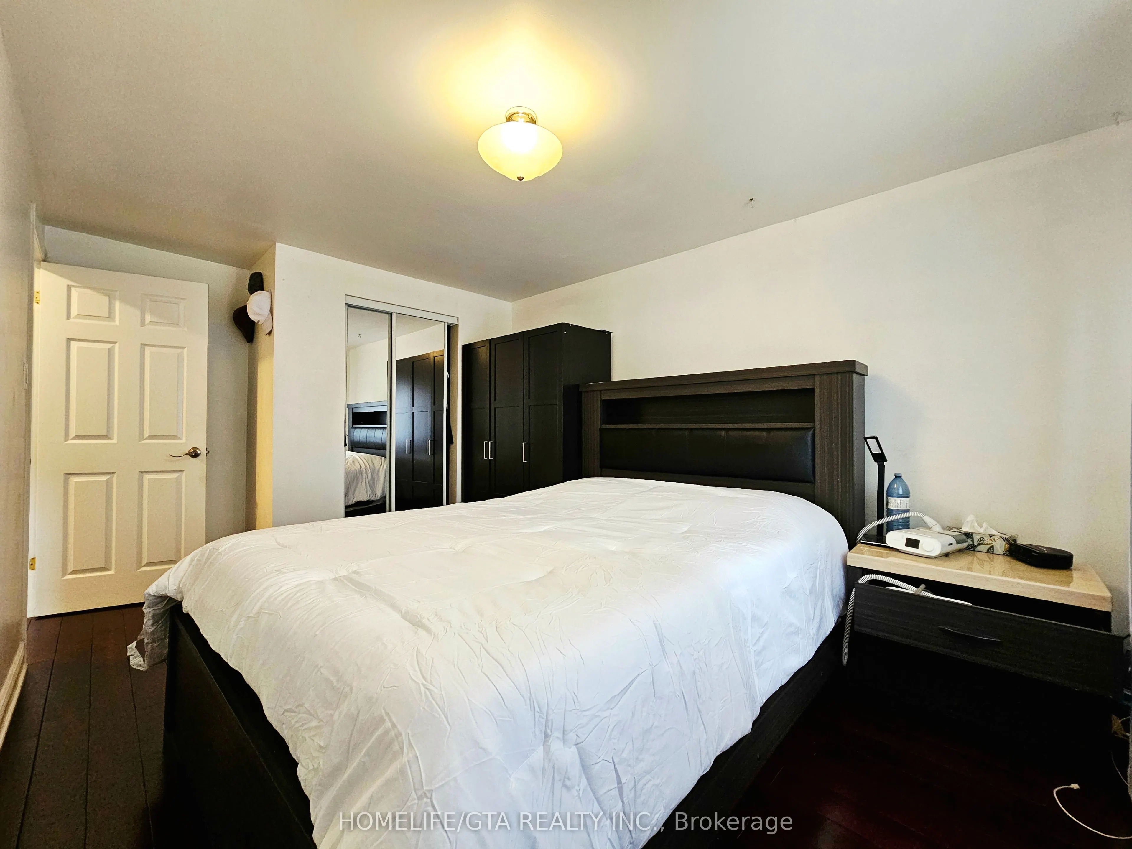 24 Bradstone Square