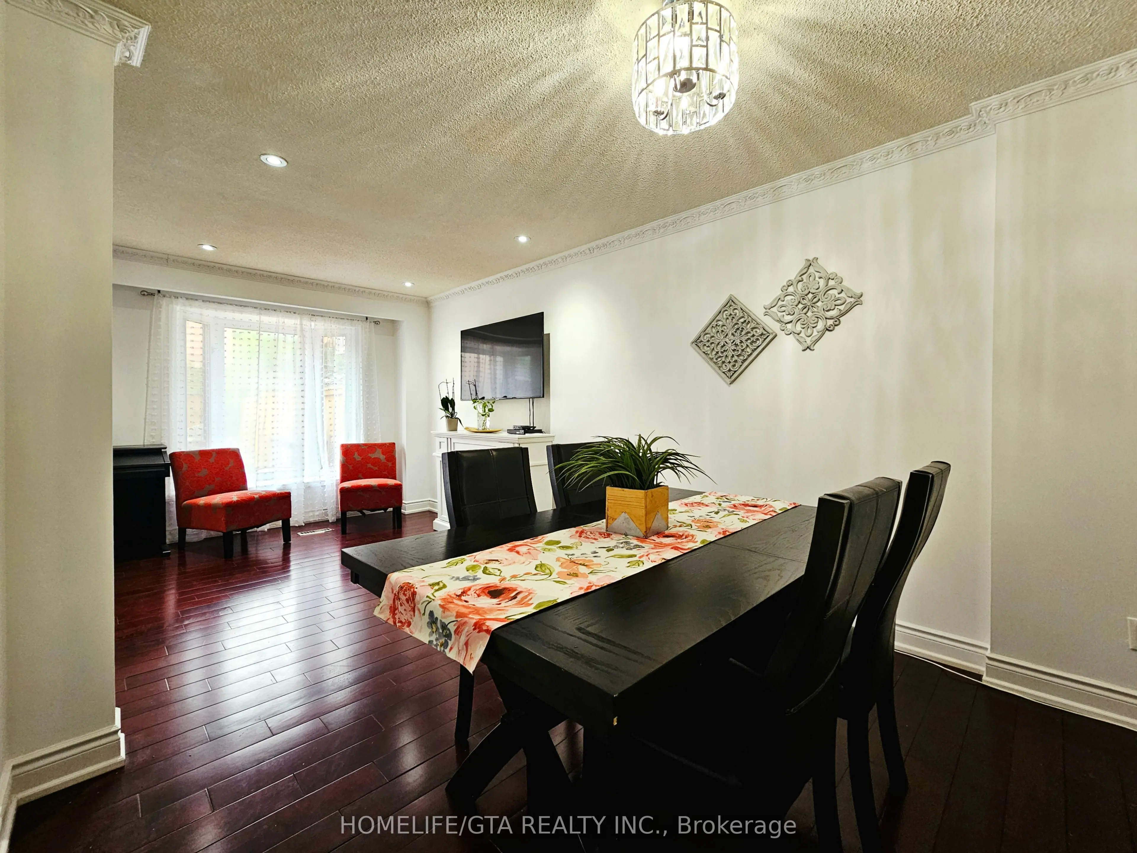 24 Bradstone Square