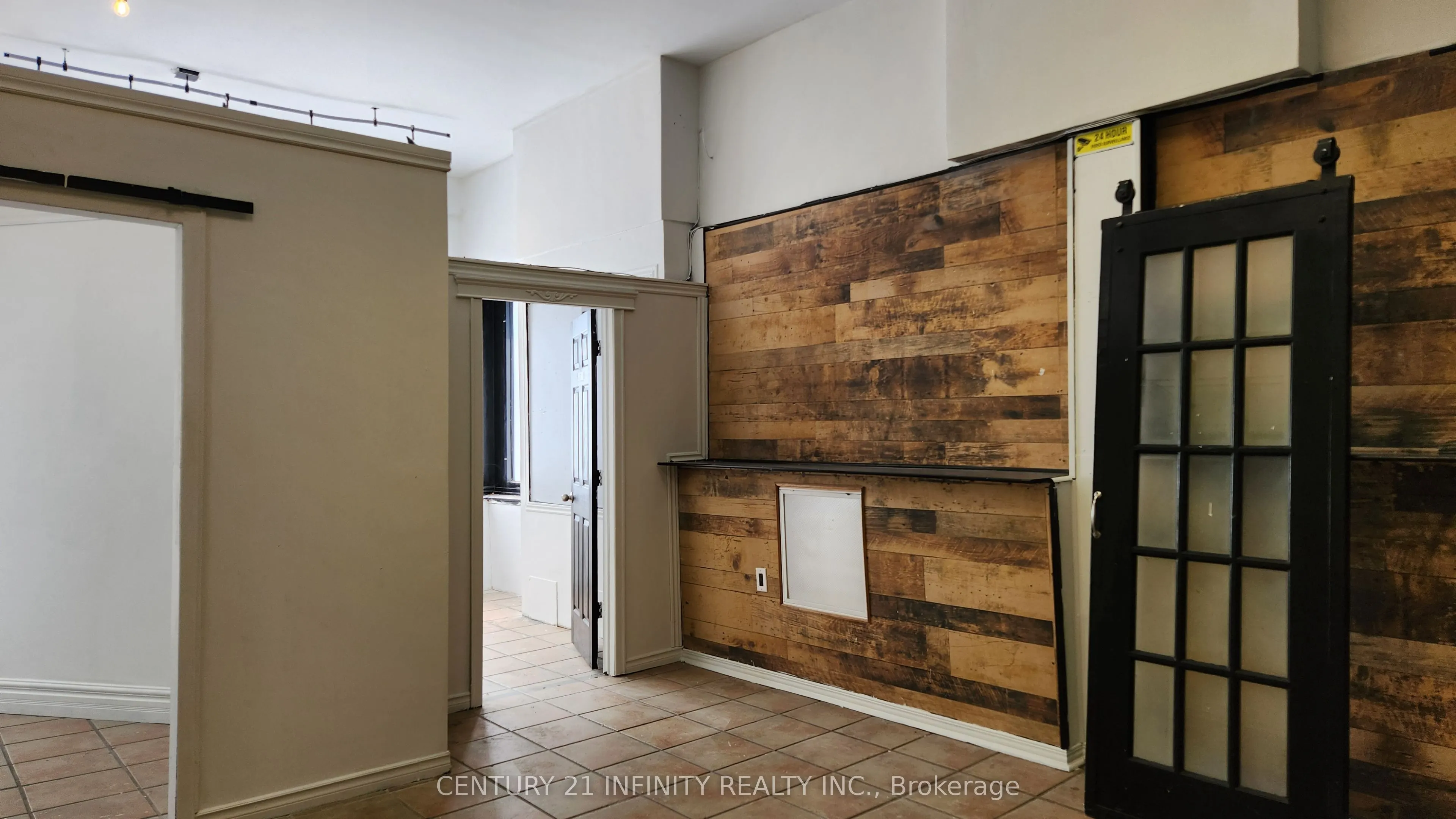 142 Simcoe Street S